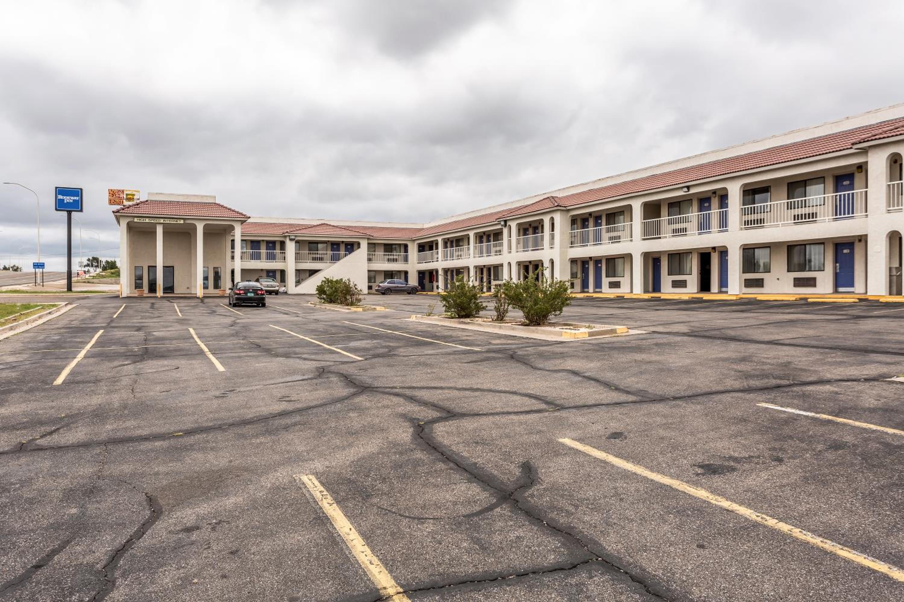 Santa Rosa Vacations - Rodeway Inn - Property Image 5