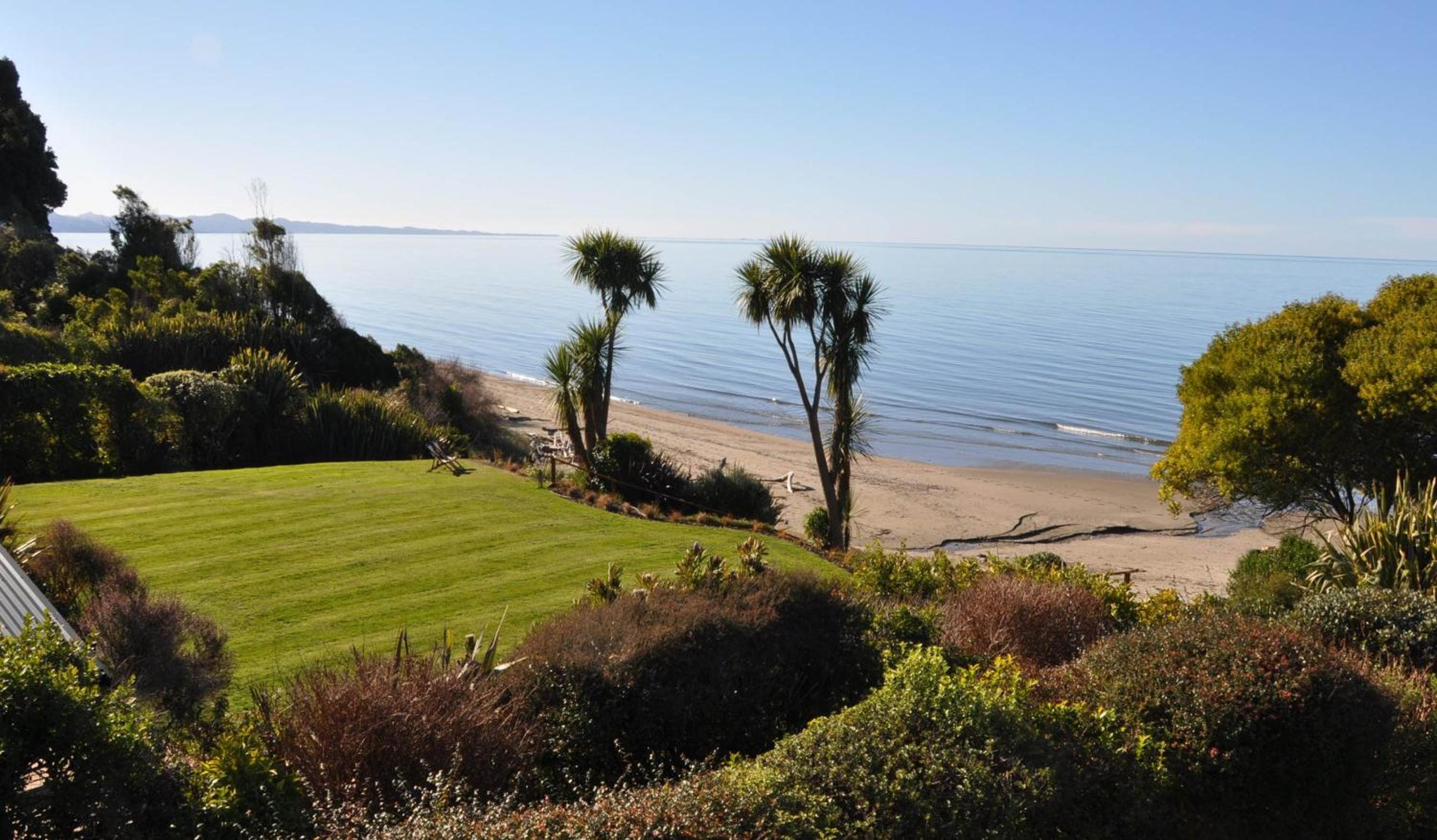 Adrift In Golden Bay- Absolute Beachfront Villas