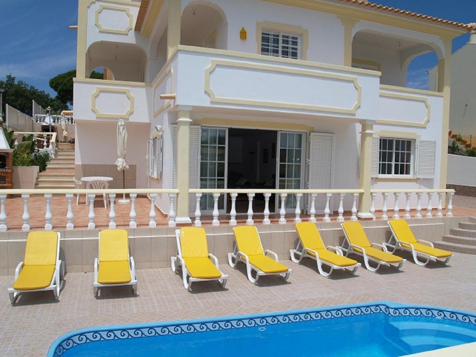 Sunny poolview Apartment