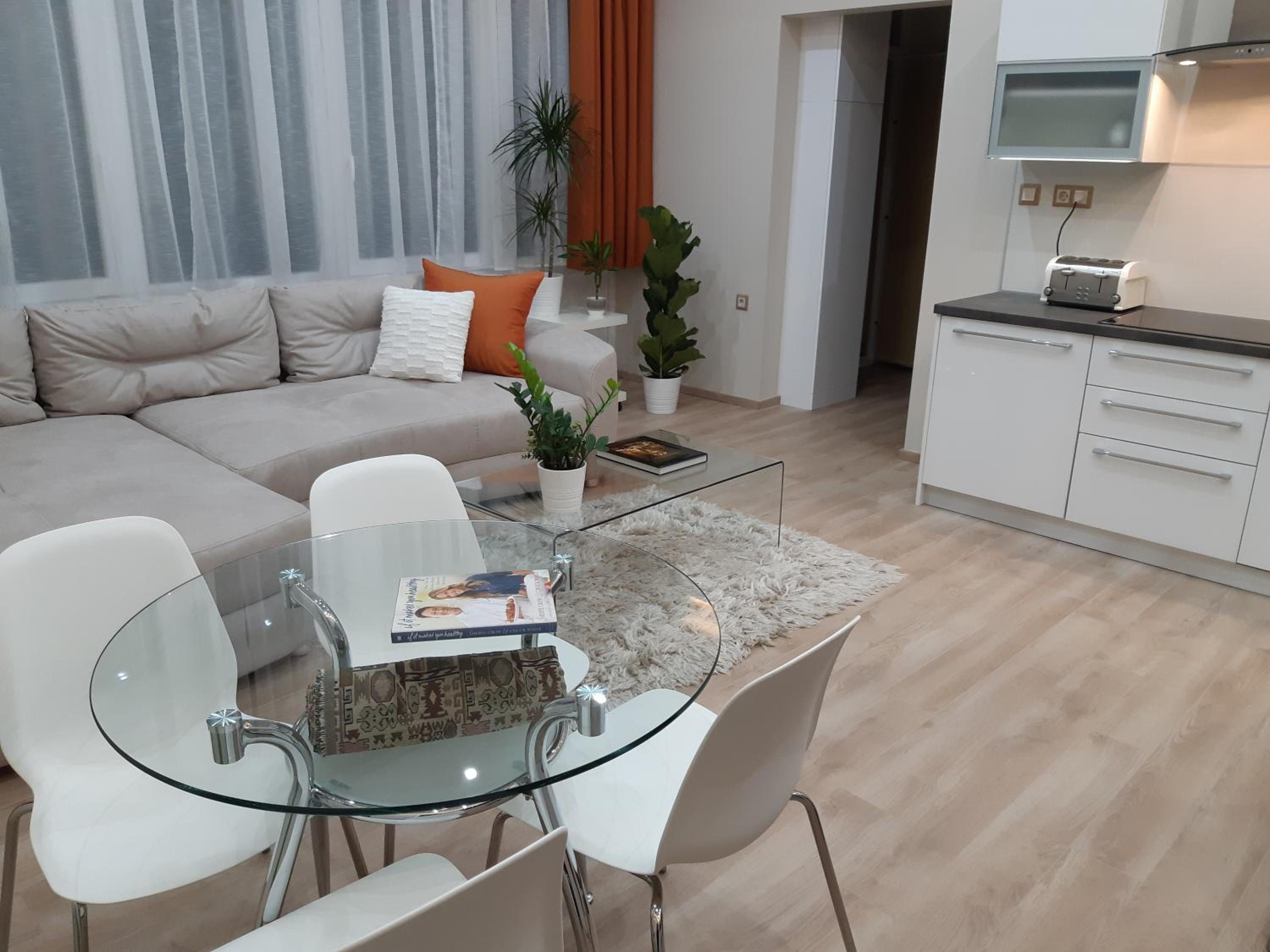 Modern, Quiet & Cozy Apartment in the middle of Downtown near Danube at Fashion street view 5