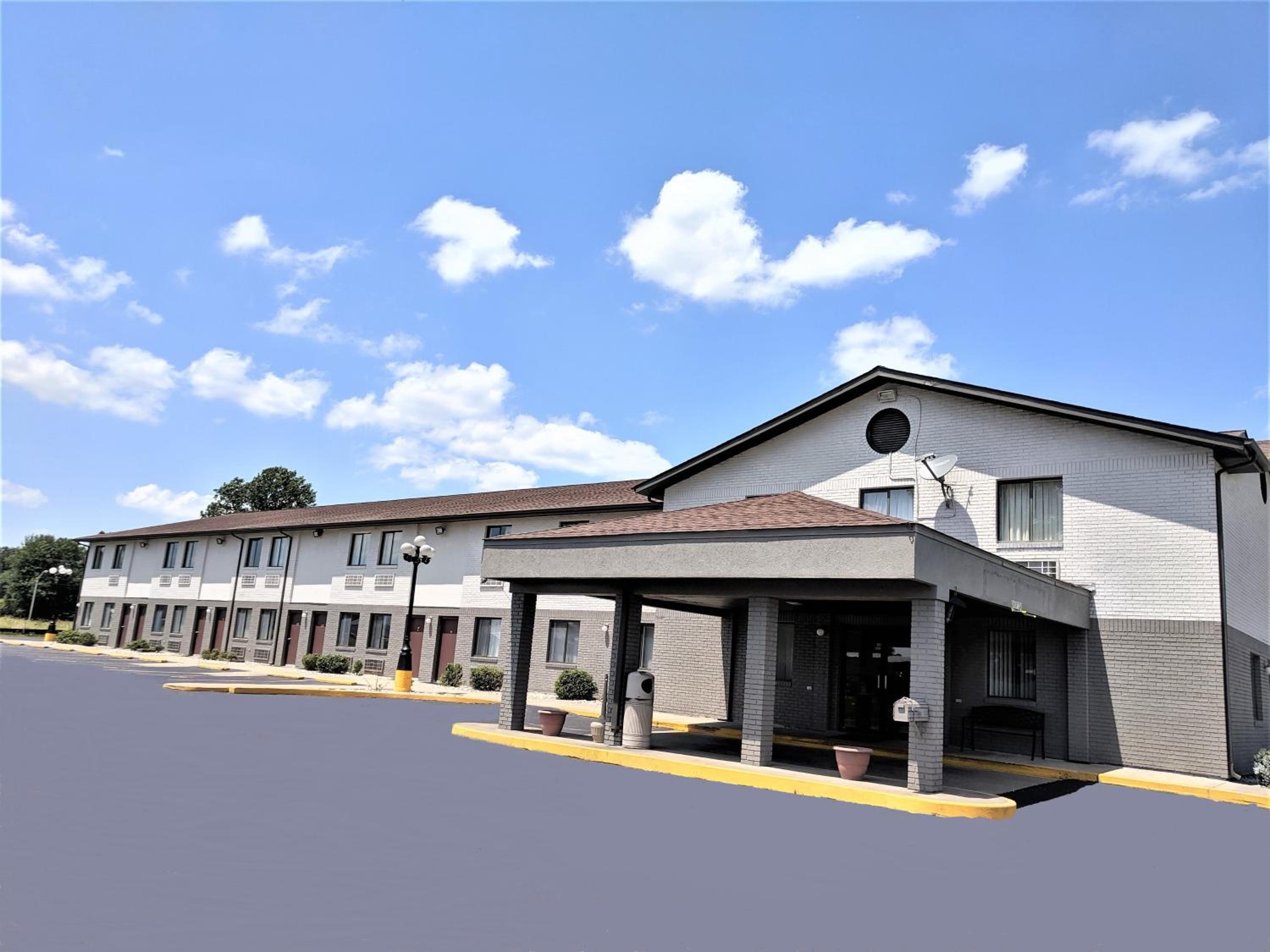 Americas Best Value Inn West Frankfort - Property Image 16