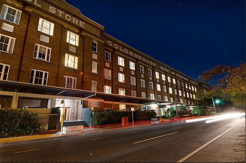 Luxury 3 brm 2 bath Woolstore apt with Courtyard view 5