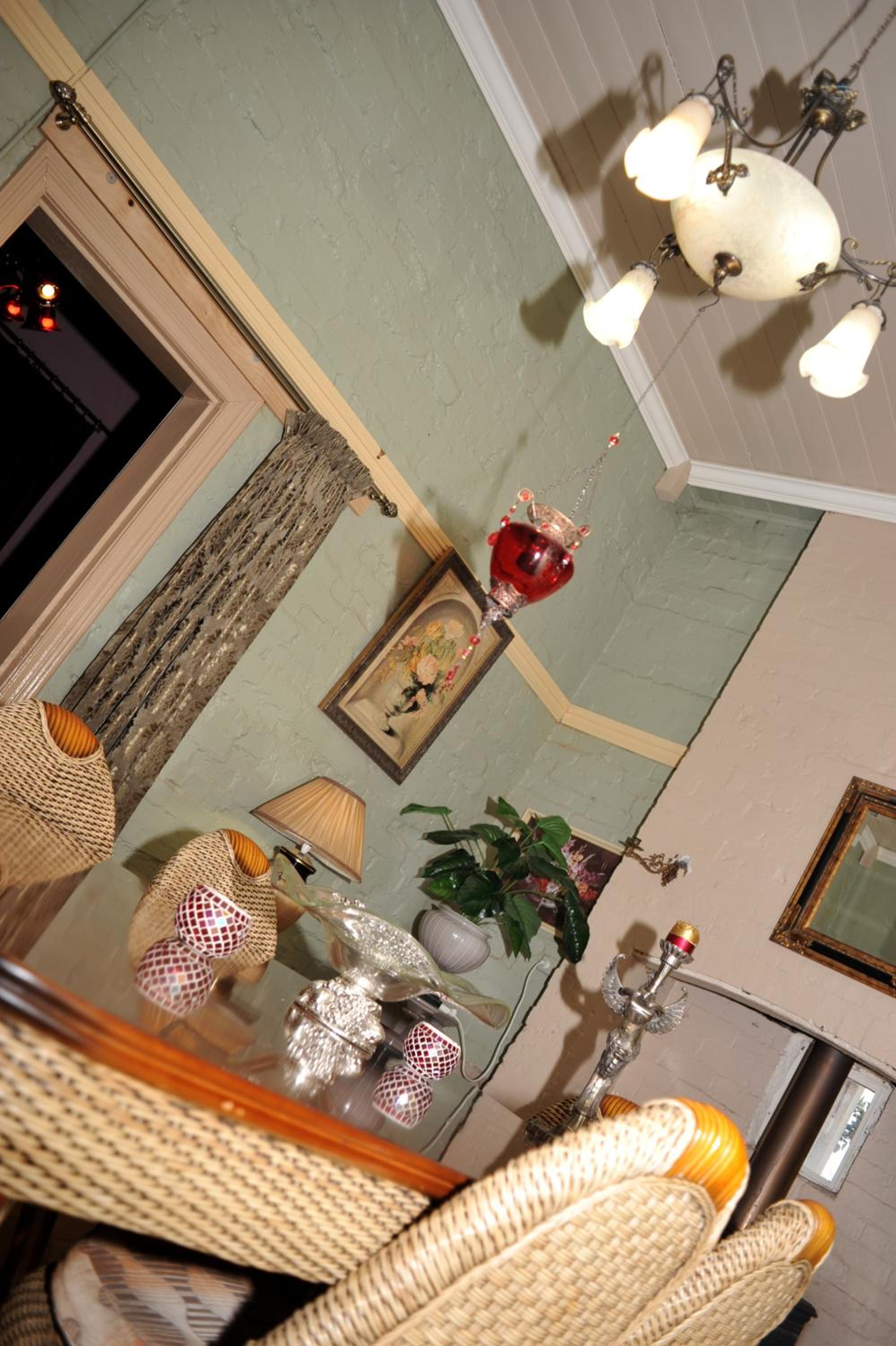 Must Love Dogs B&B & Self Contained Cottage
