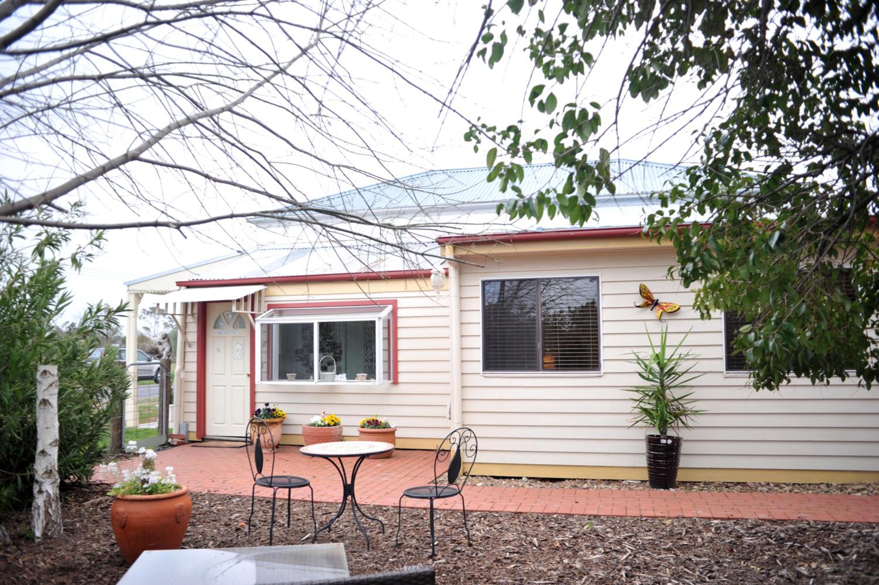 Must Love Dogs B&B & Self Contained Cottage