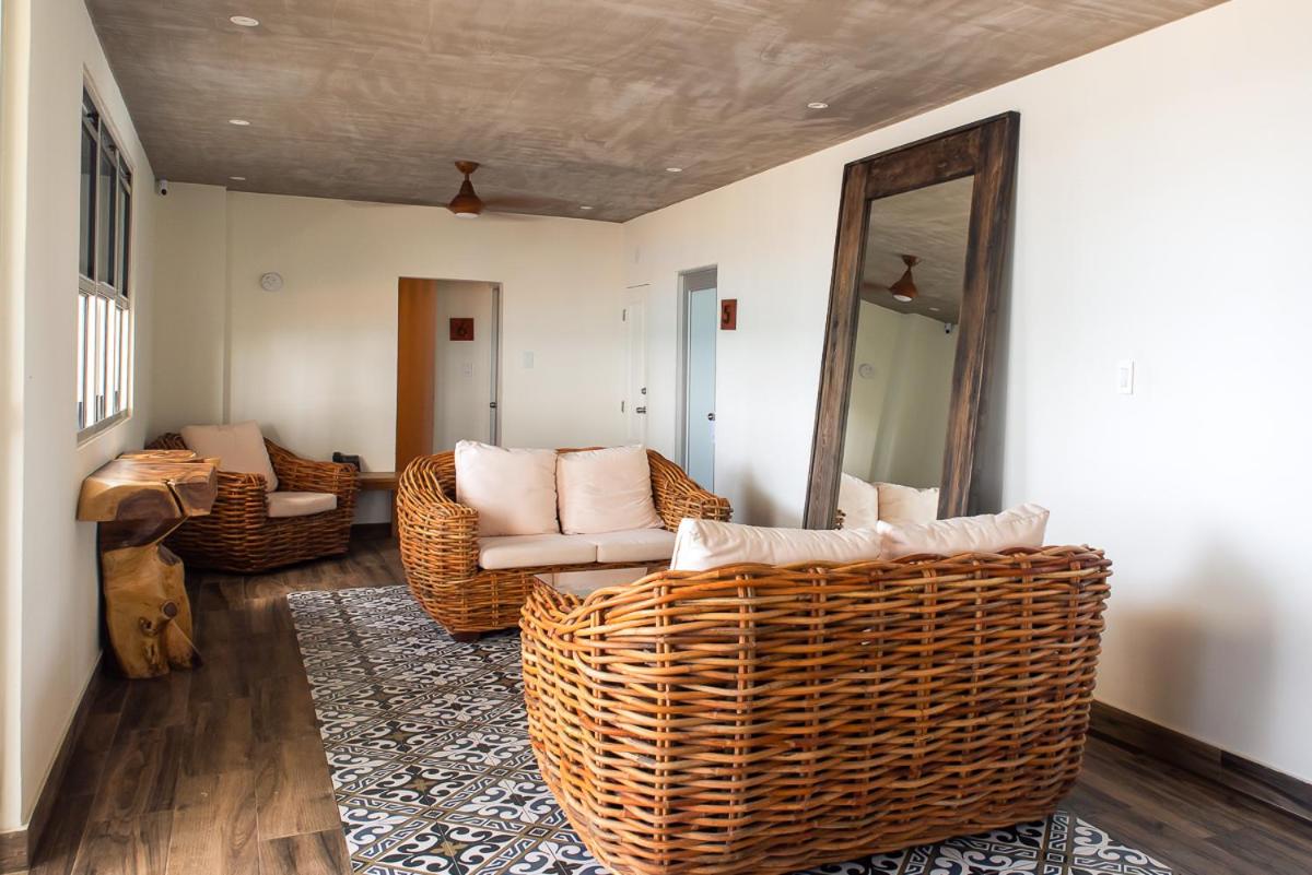 Numero Uno Beach House - Property Image 18