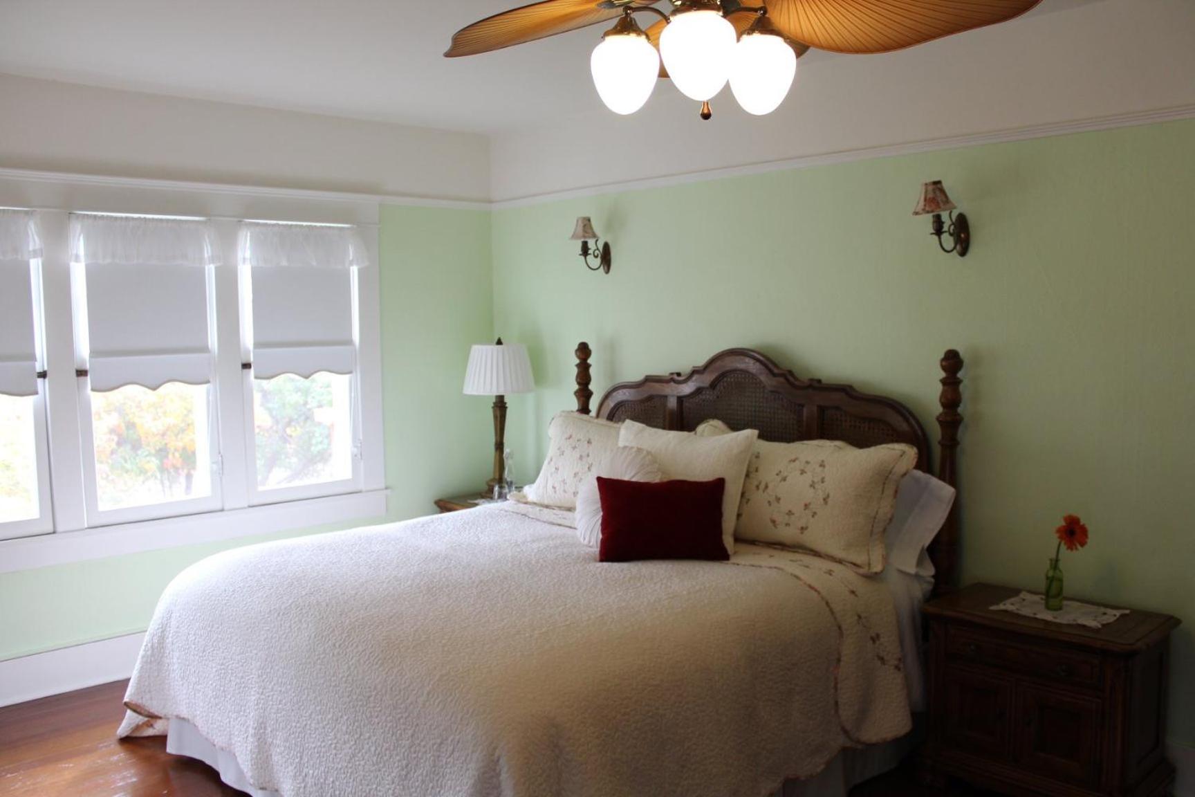 Medford Vacations - Lady Geneva Bed Breakfast - Property Image 11