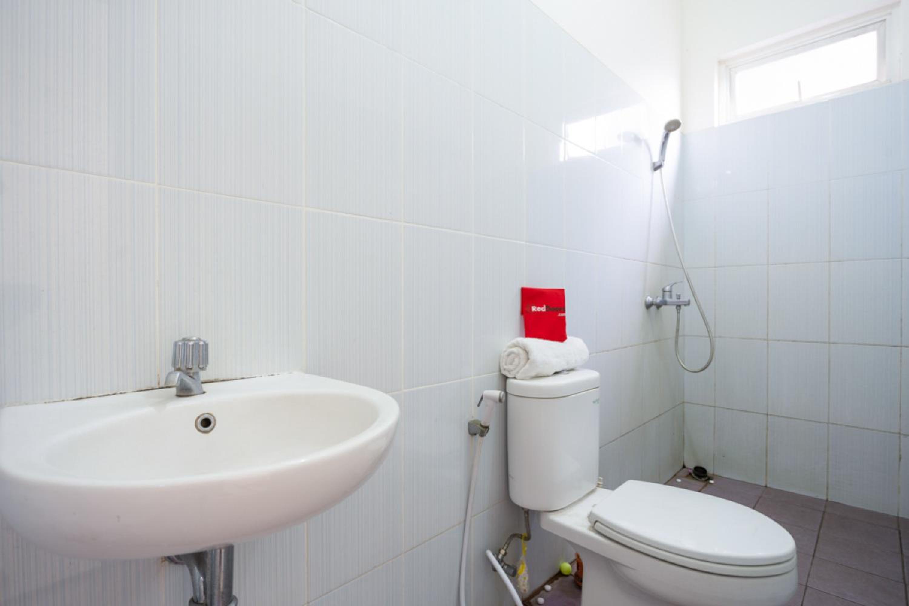 RedDoorz Plus near Siloam Karawaci