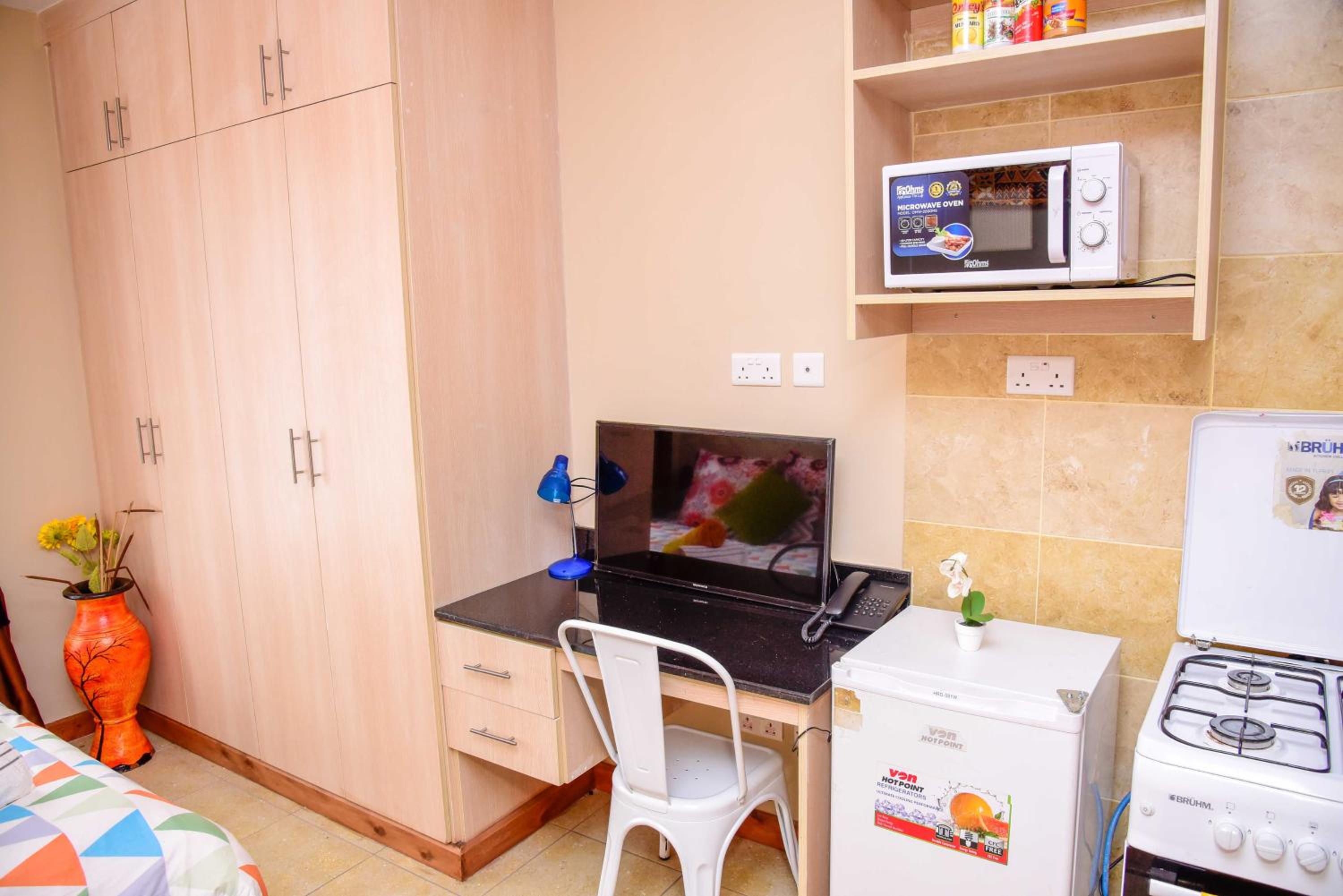 PIT-STOP NAIROBI: LOCATED NEAR AIRPORT & TOURIST CIRCUIT