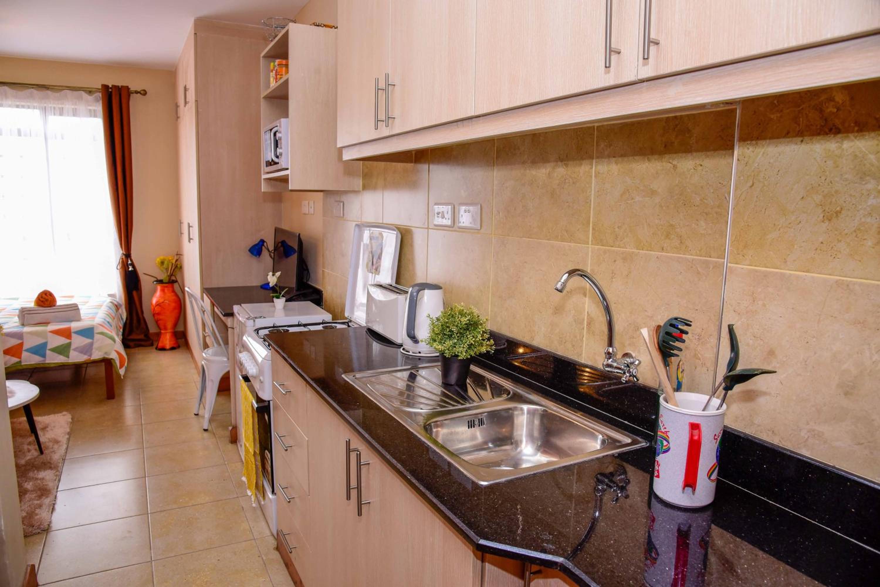 PIT-STOP NAIROBI: LOCATED NEAR AIRPORT & TOURIST CIRCUIT