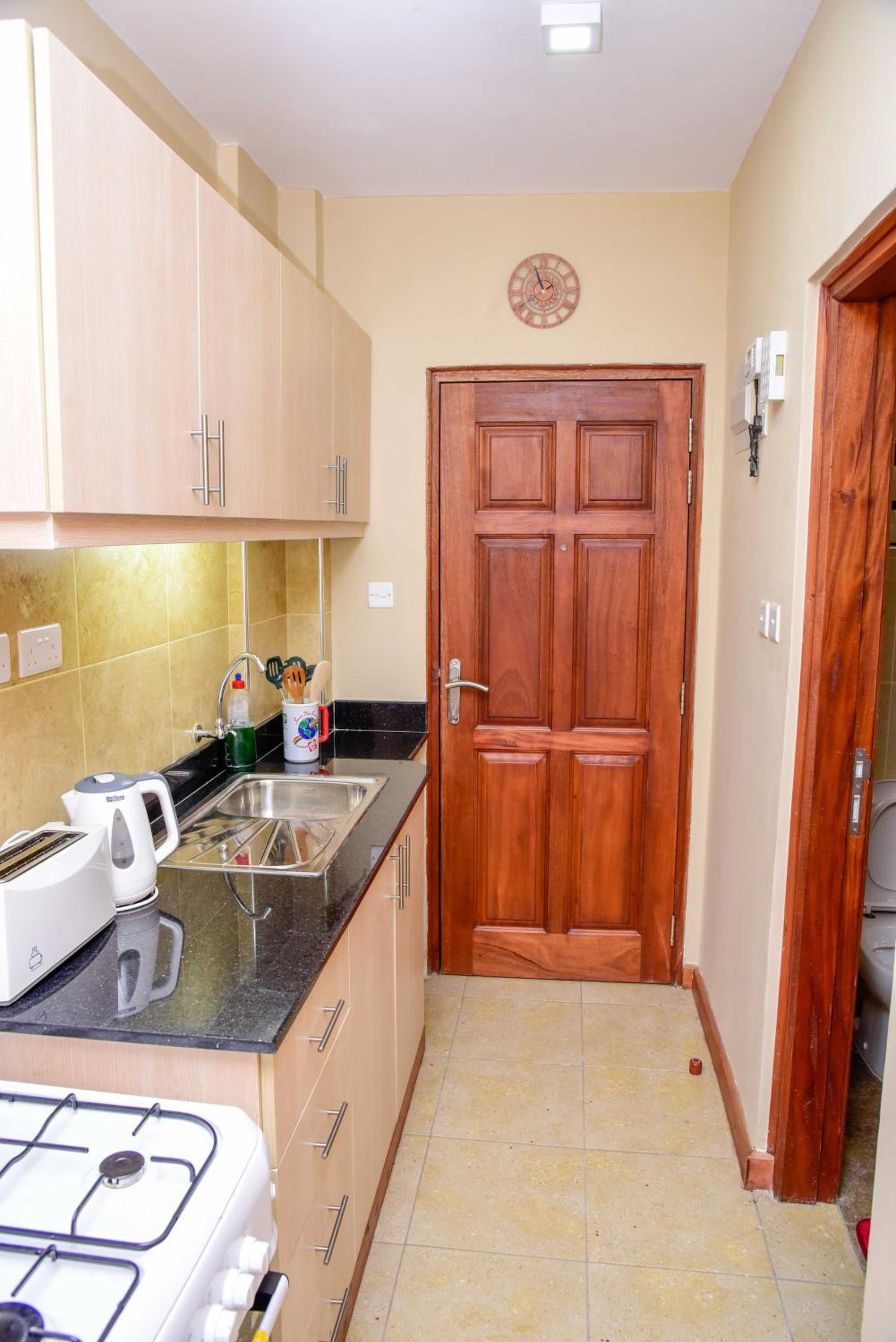 PIT-STOP NAIROBI: LOCATED NEAR AIRPORT & TOURIST CIRCUIT