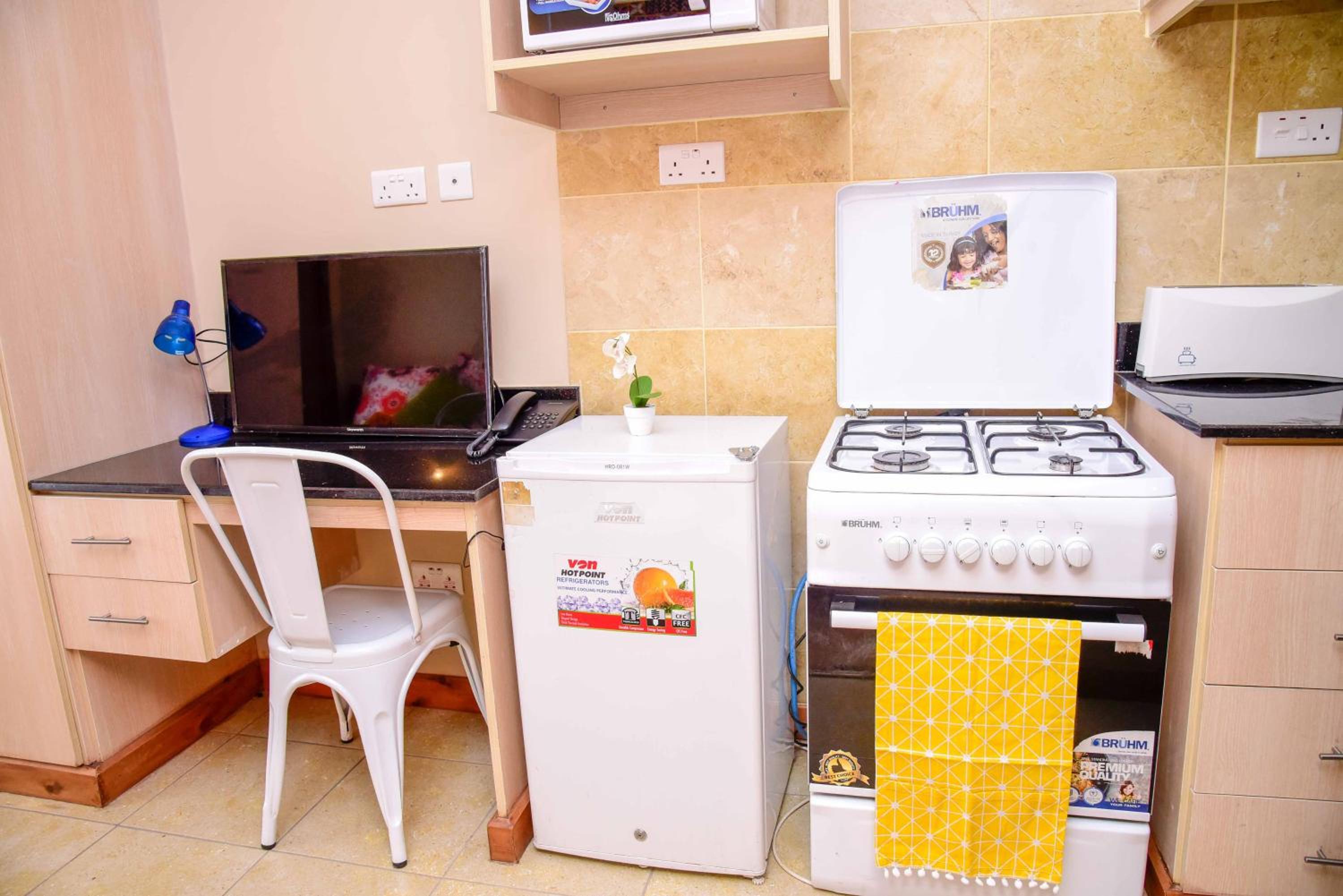 PIT-STOP NAIROBI: LOCATED NEAR AIRPORT & TOURIST CIRCUIT