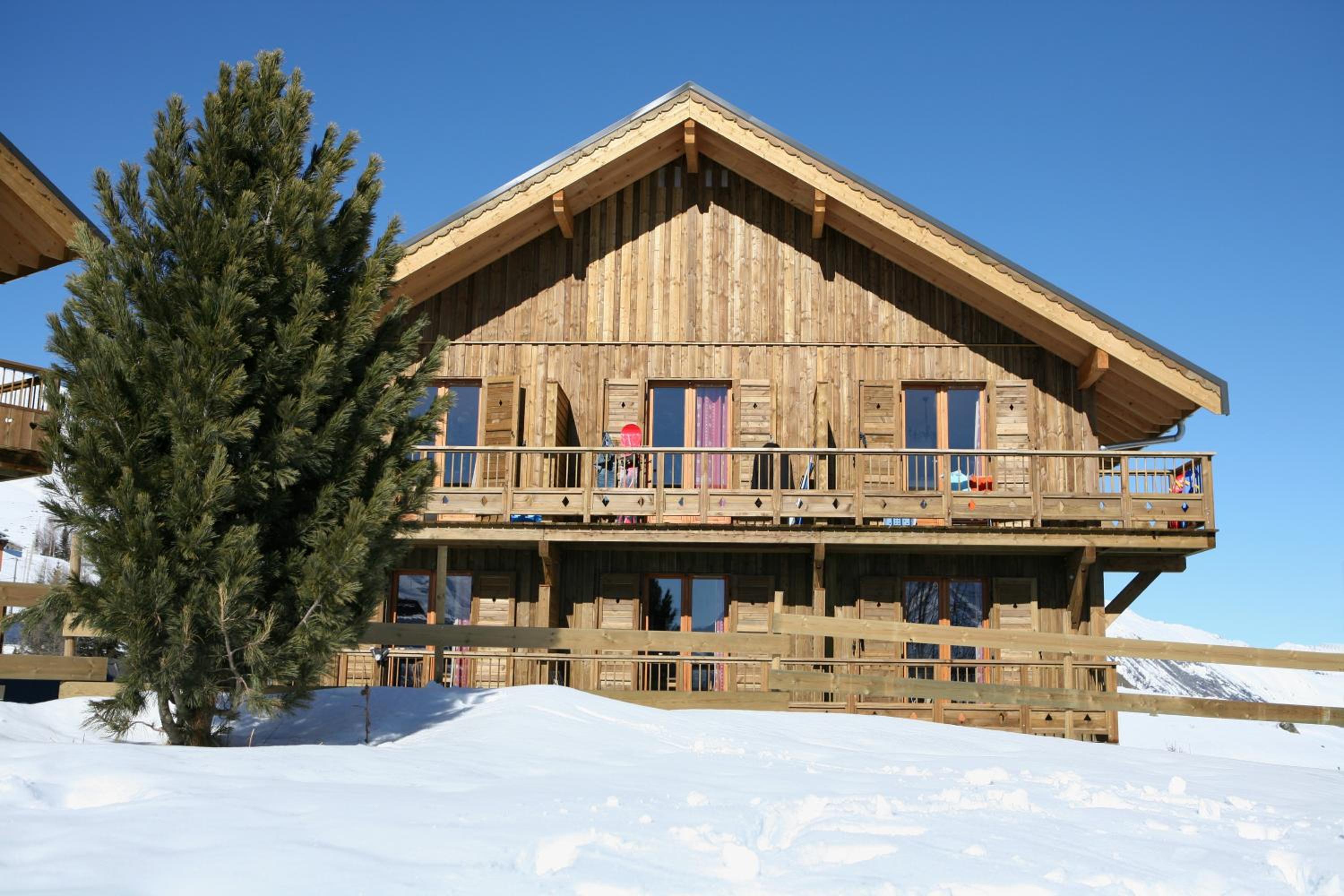 Résidence Goélia Les Chalets des Cîmes en La Toussuire — building