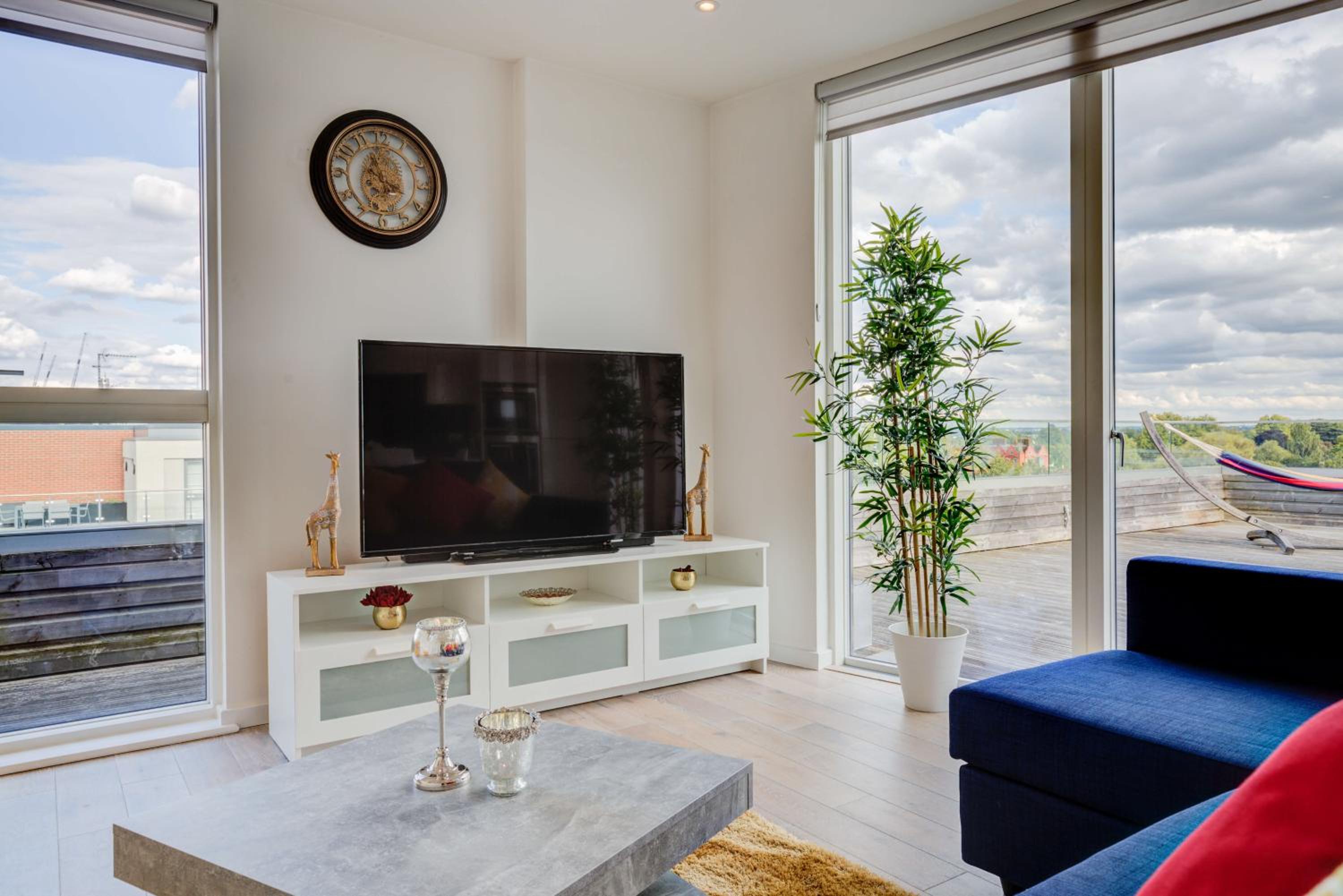 Riverfront: 2 Bed in London - Parking