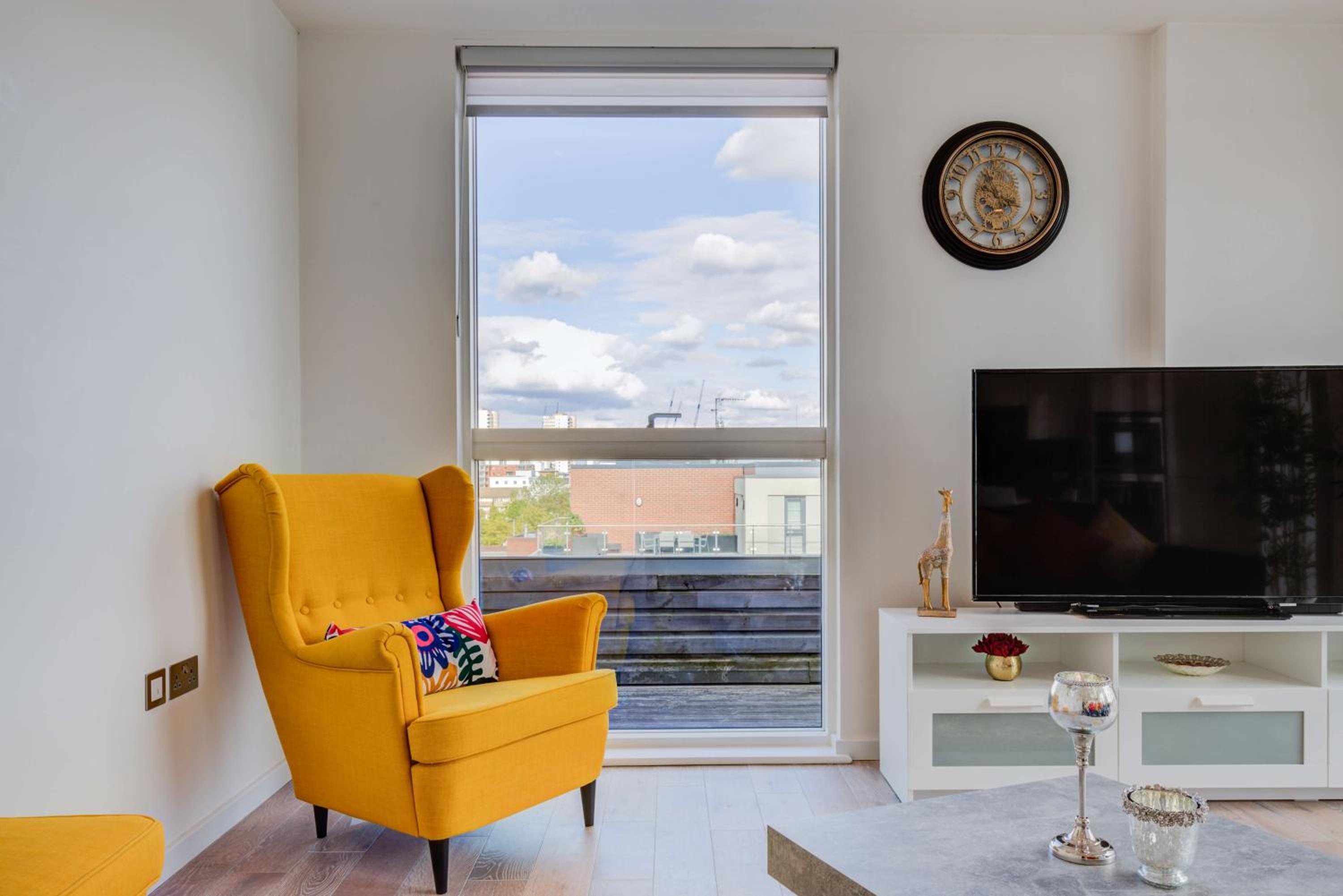 Riverfront: 2 Bed in London - Parking