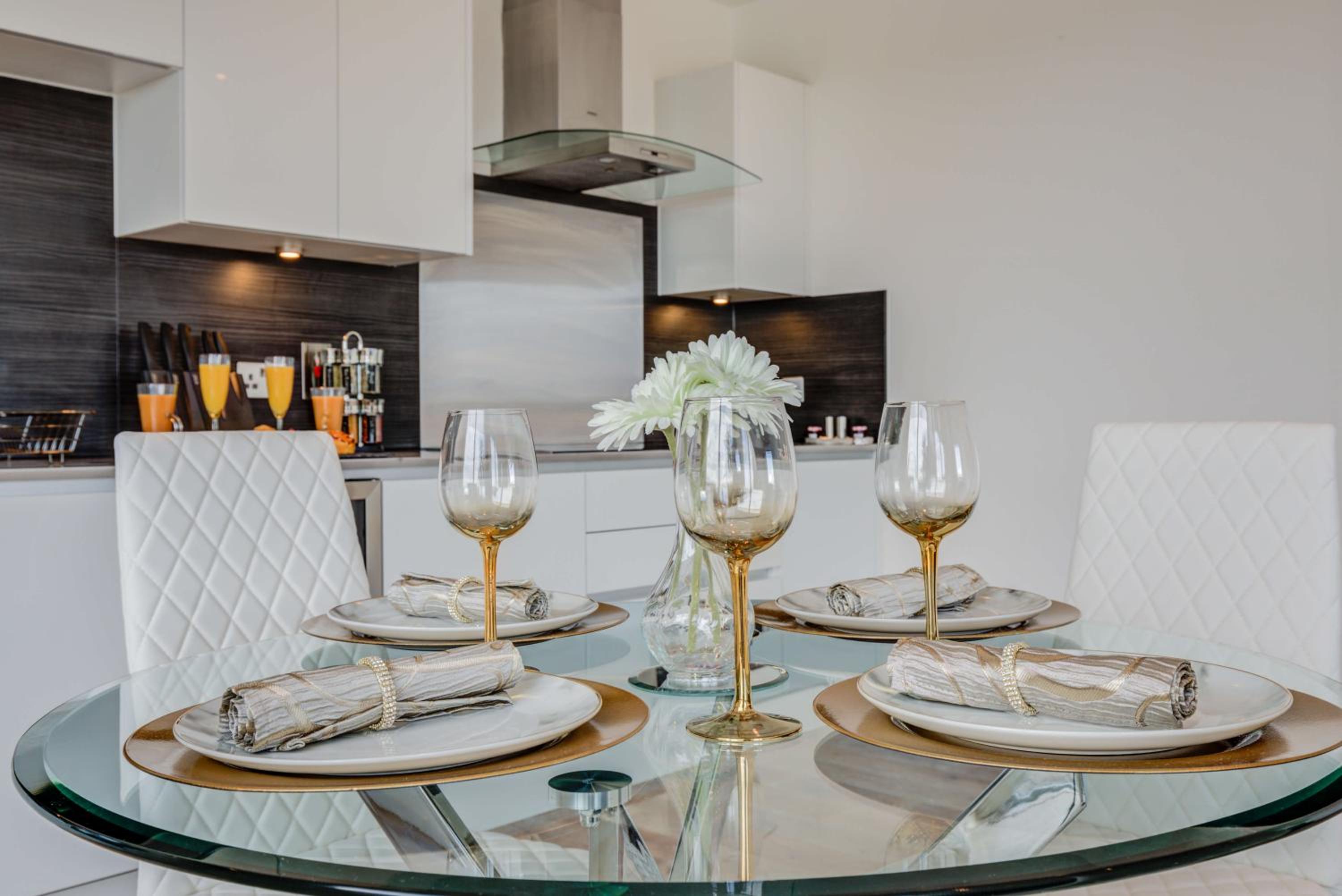 Riverfront: 2 Bed in London - Parking
