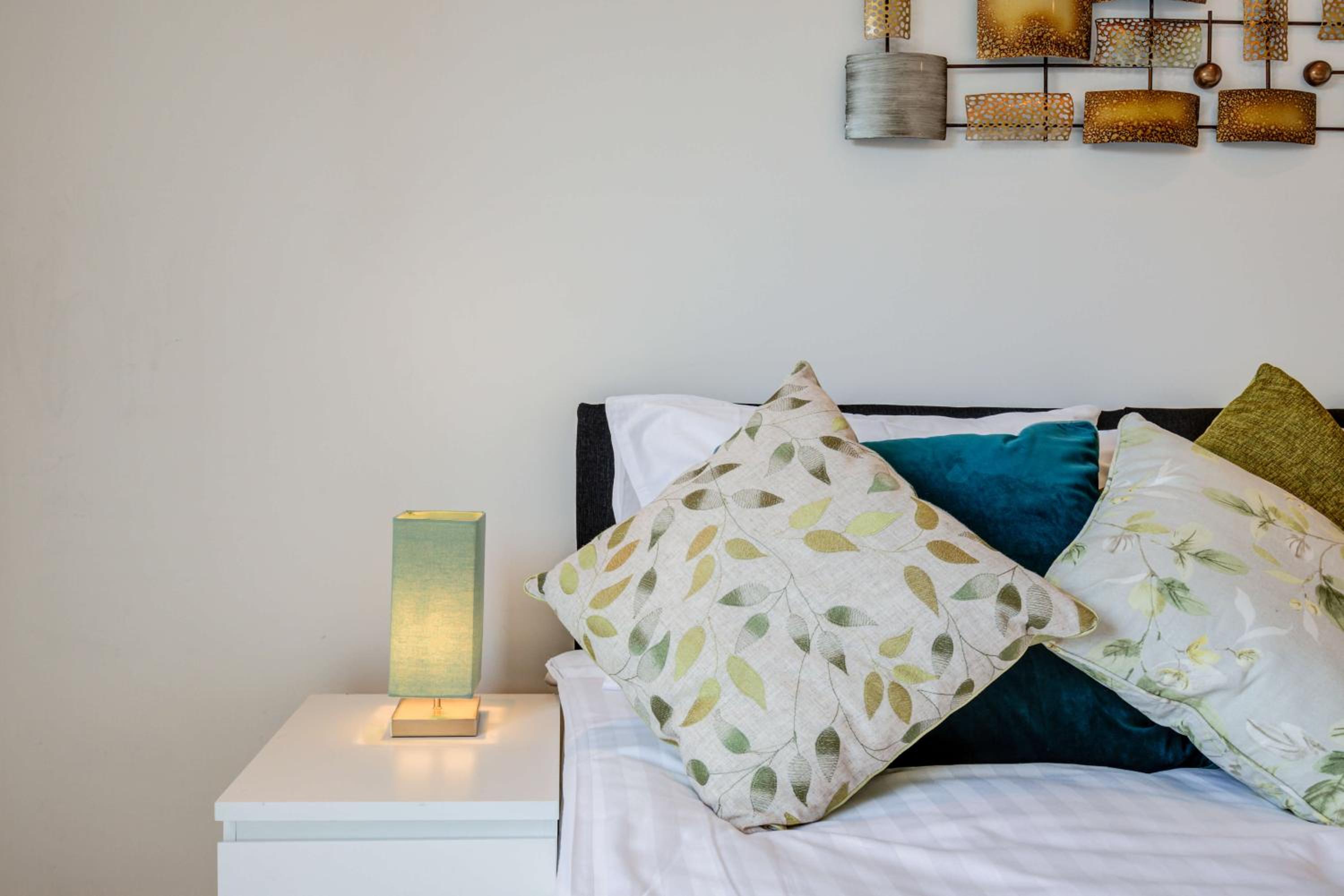 Riverfront: 2 Bed in London - Parking