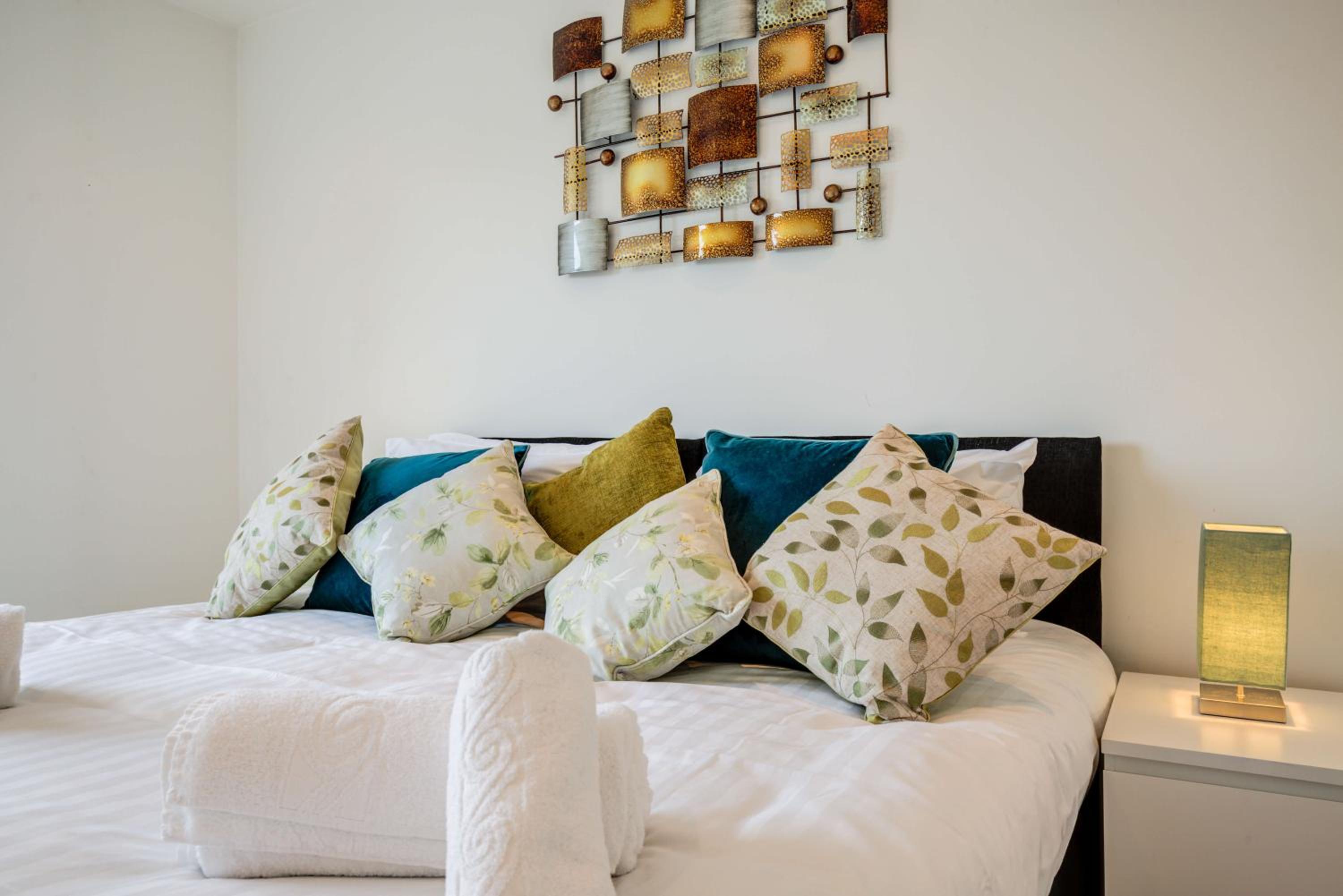 Riverfront: 2 Bed in London - Parking