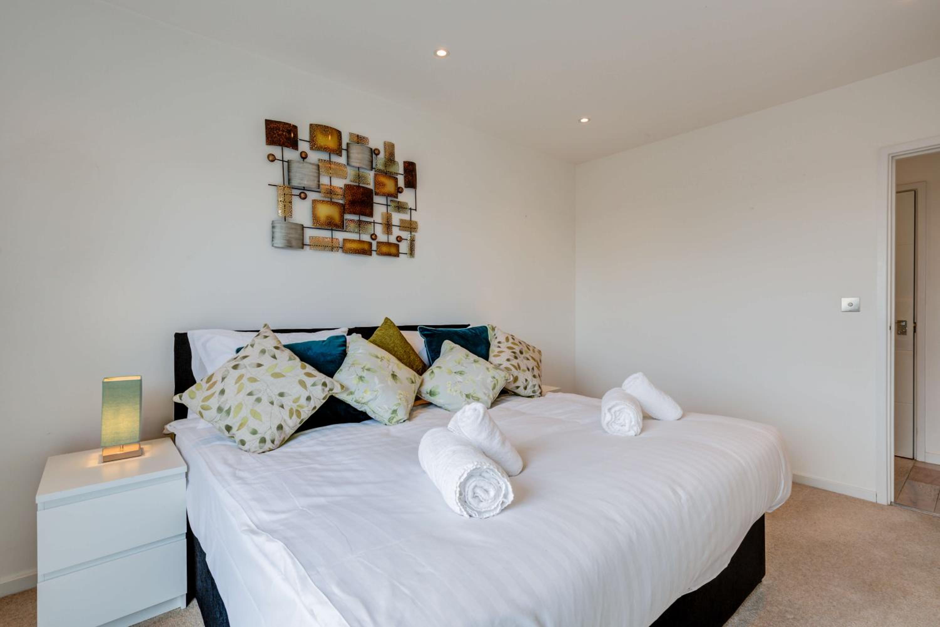 Riverfront: 2 Bed in London - Parking