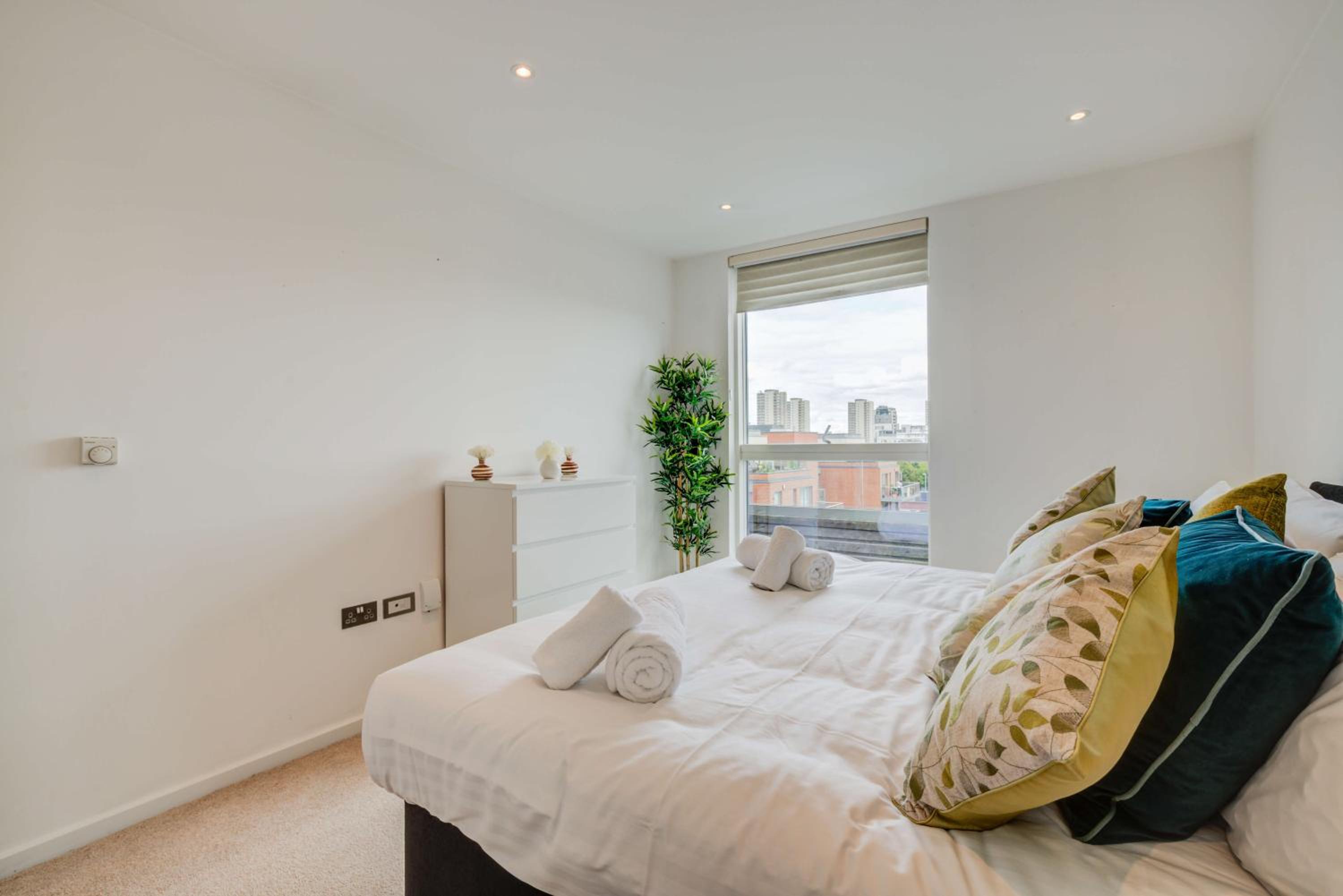 Riverfront: 2 Bed in London - Parking