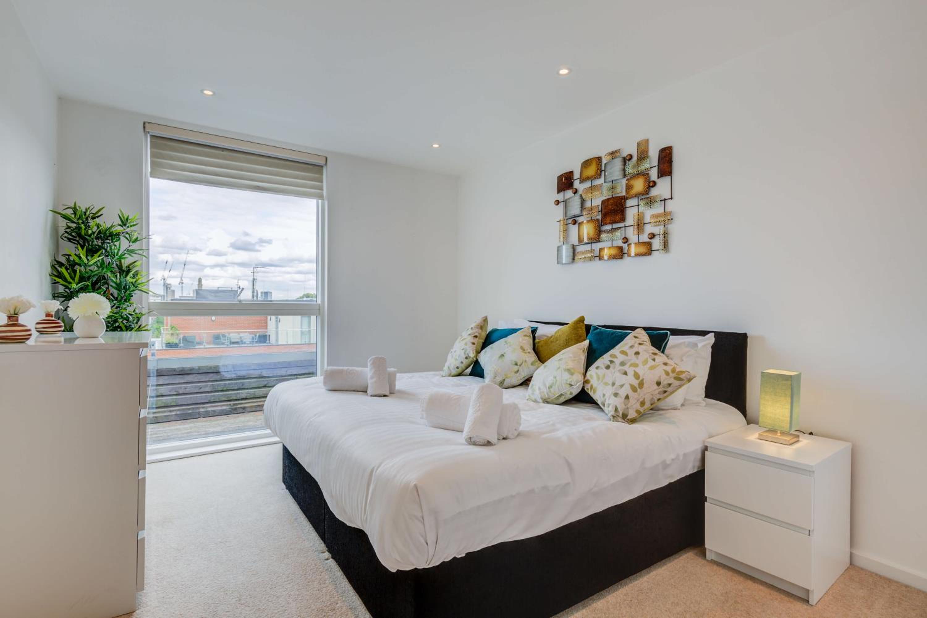 Riverfront: 2 Bed in London - Parking