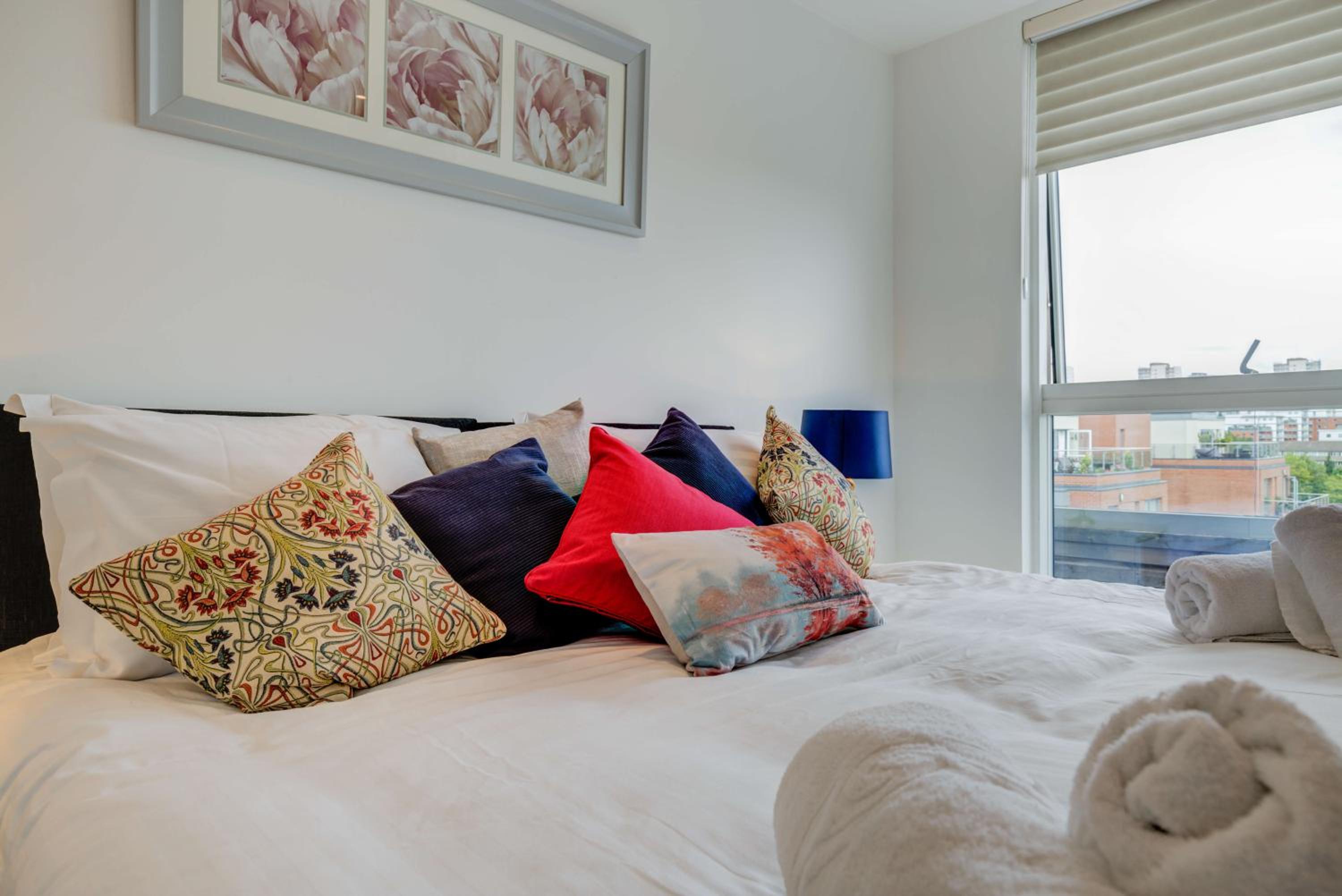 Riverfront: 2 Bed in London - Parking