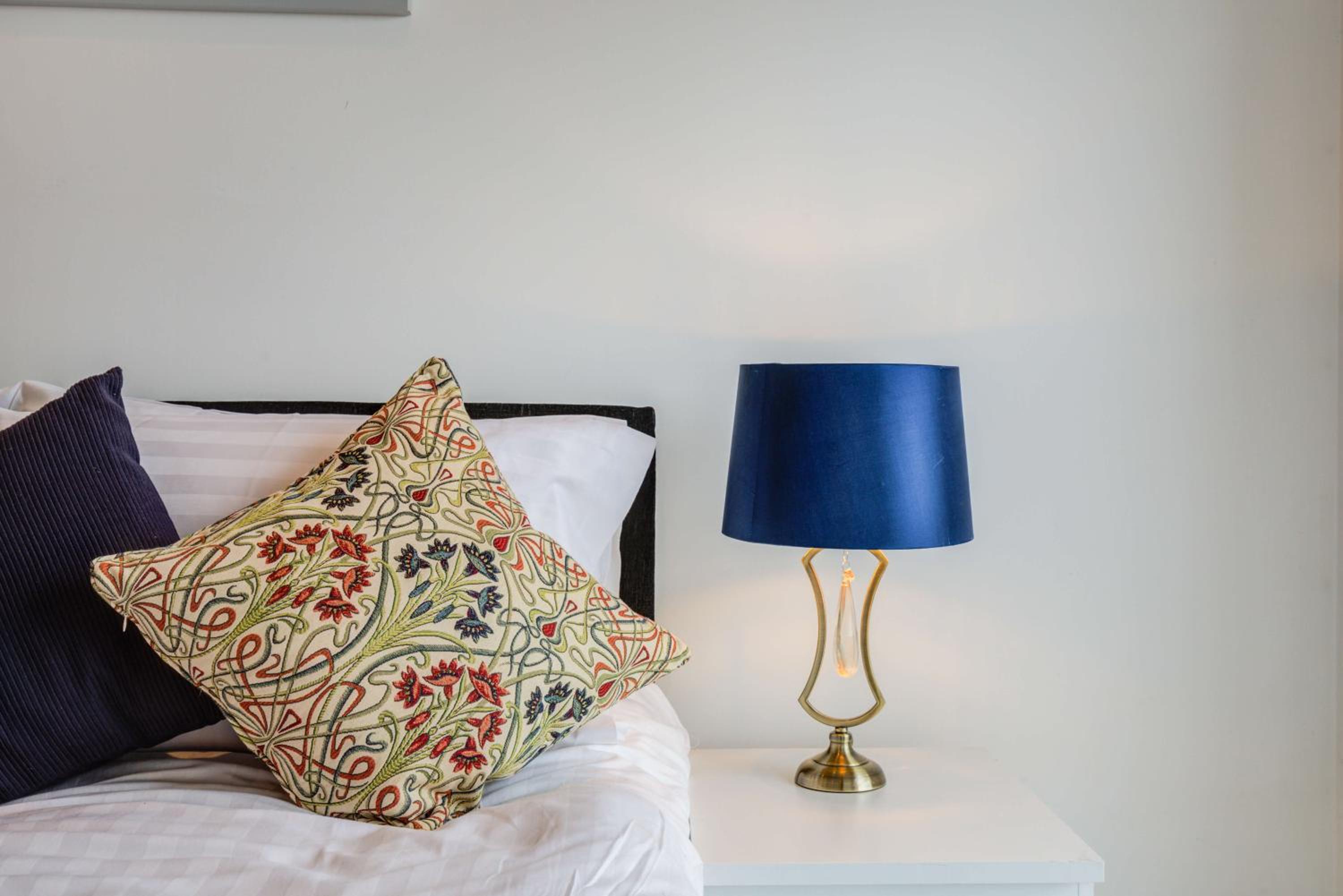 Riverfront: 2 Bed in London - Parking