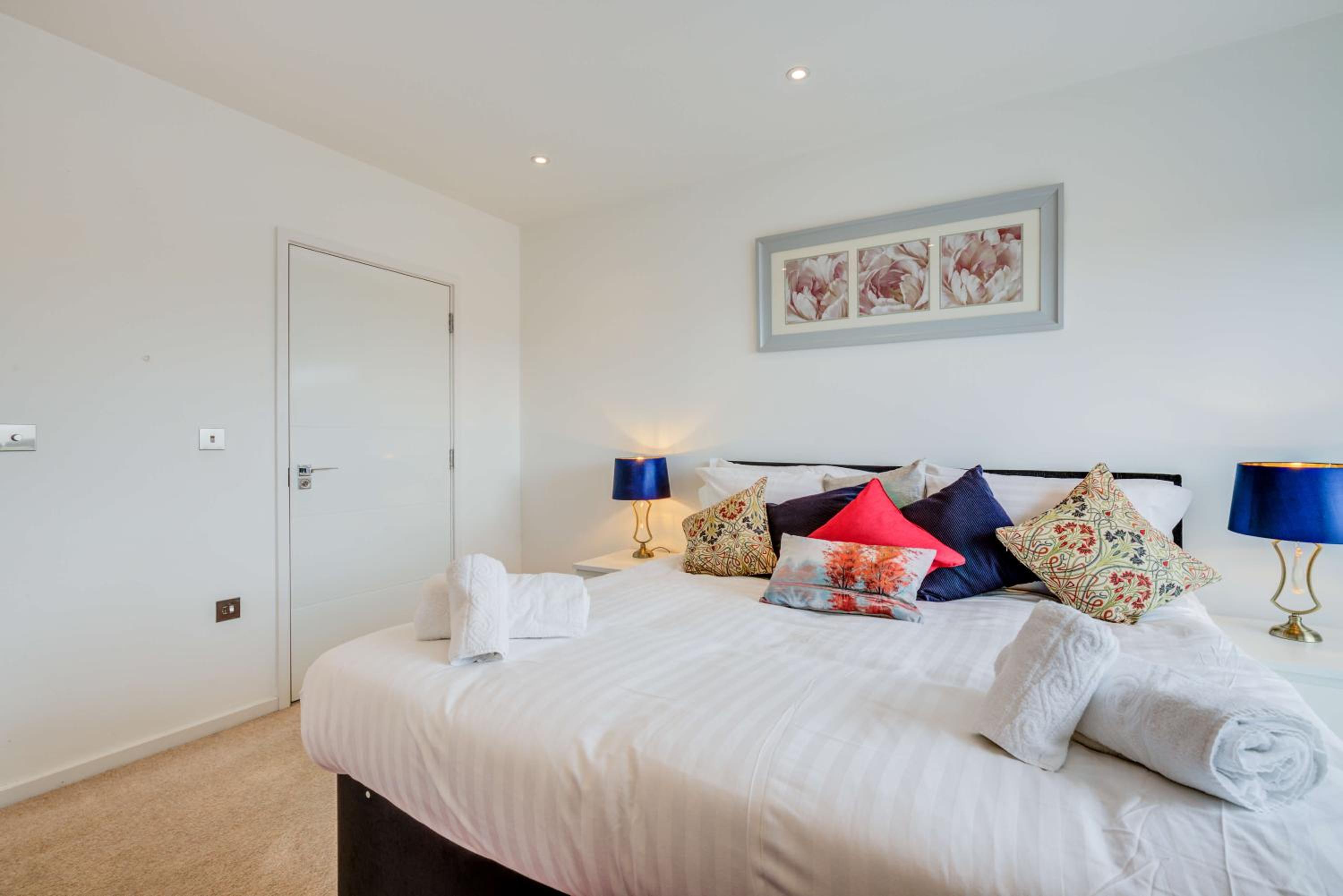 Riverfront: 2 Bed in London - Parking