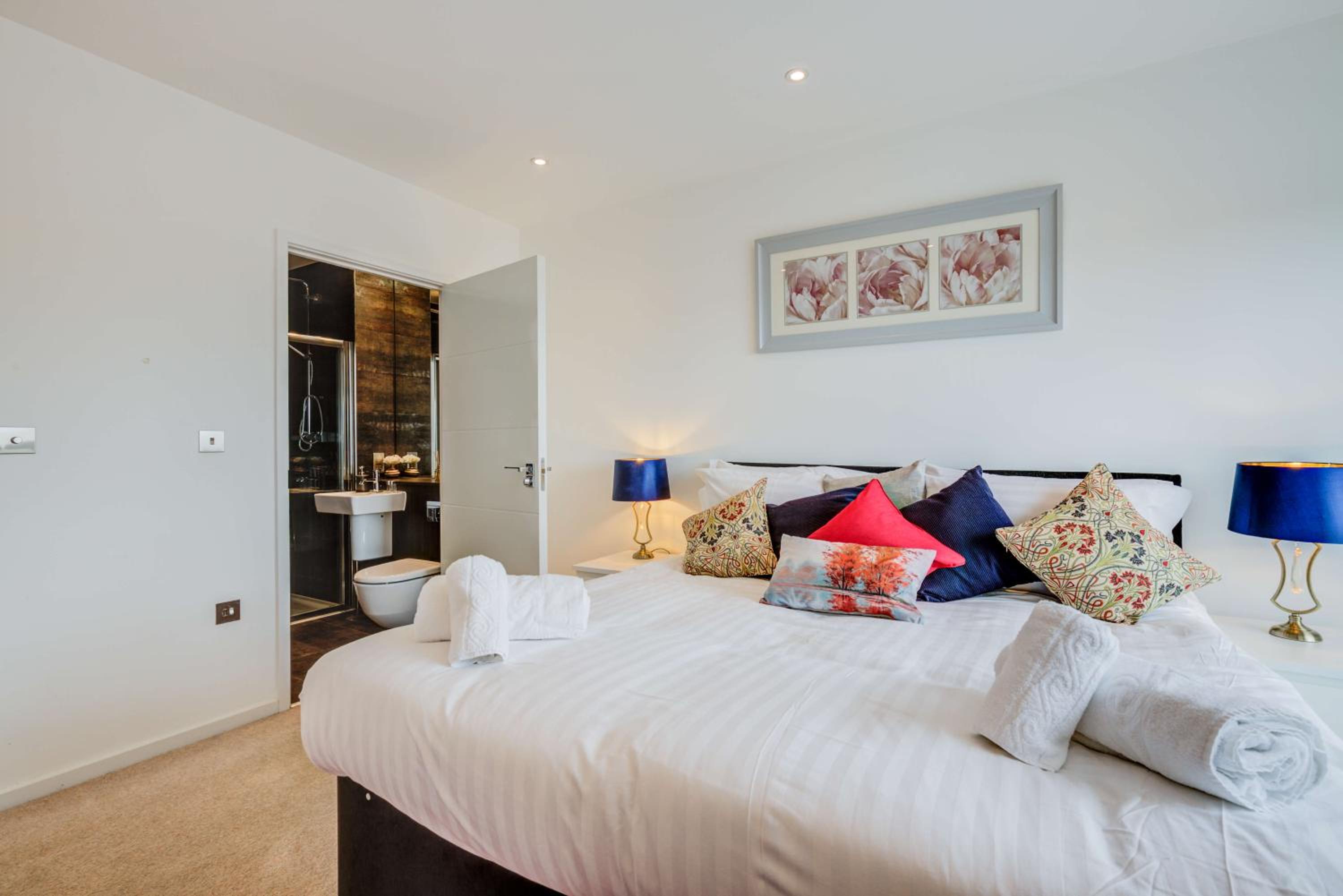 Riverfront: 2 Bed in London - Parking