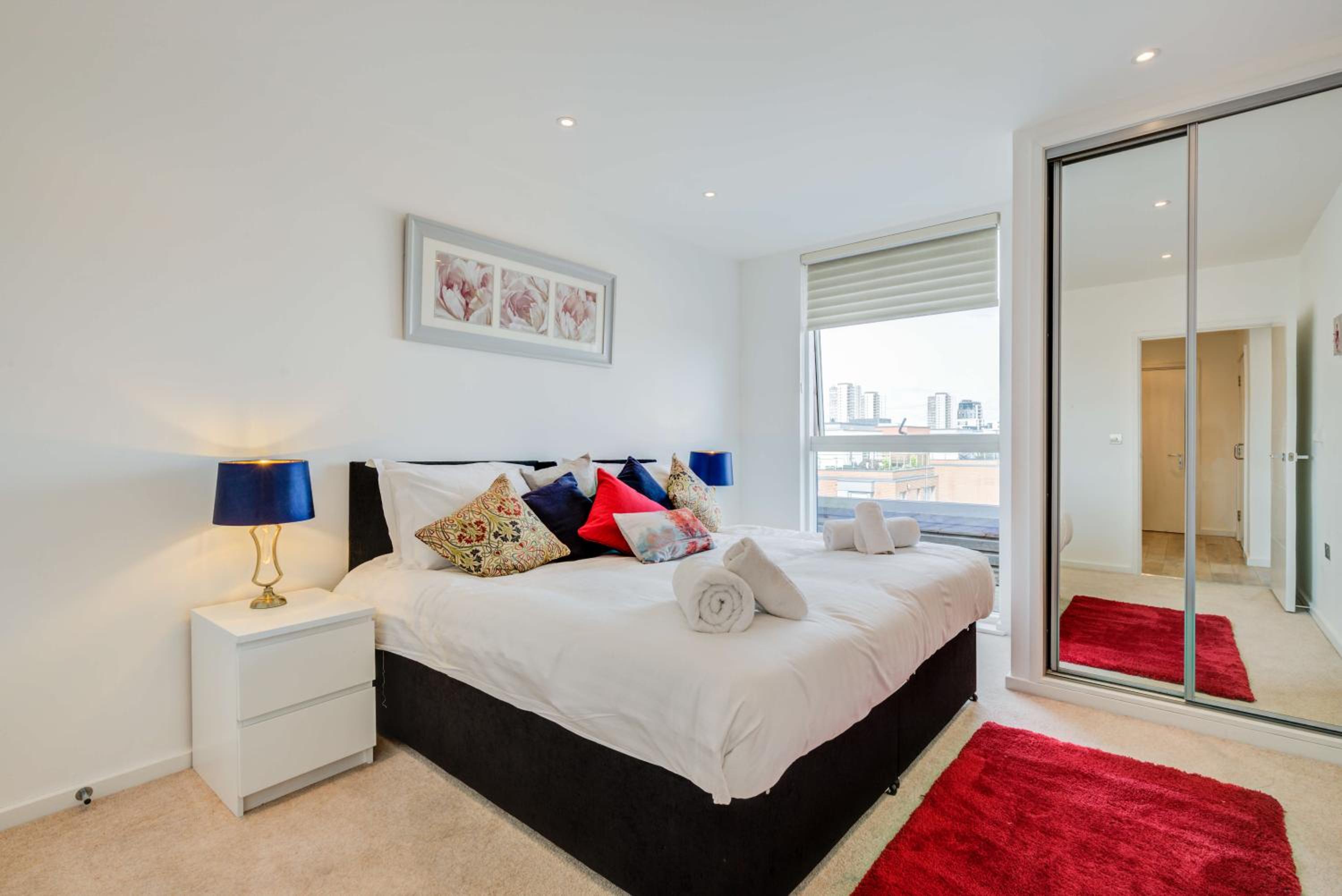 Riverfront: 2 Bed in London - Parking