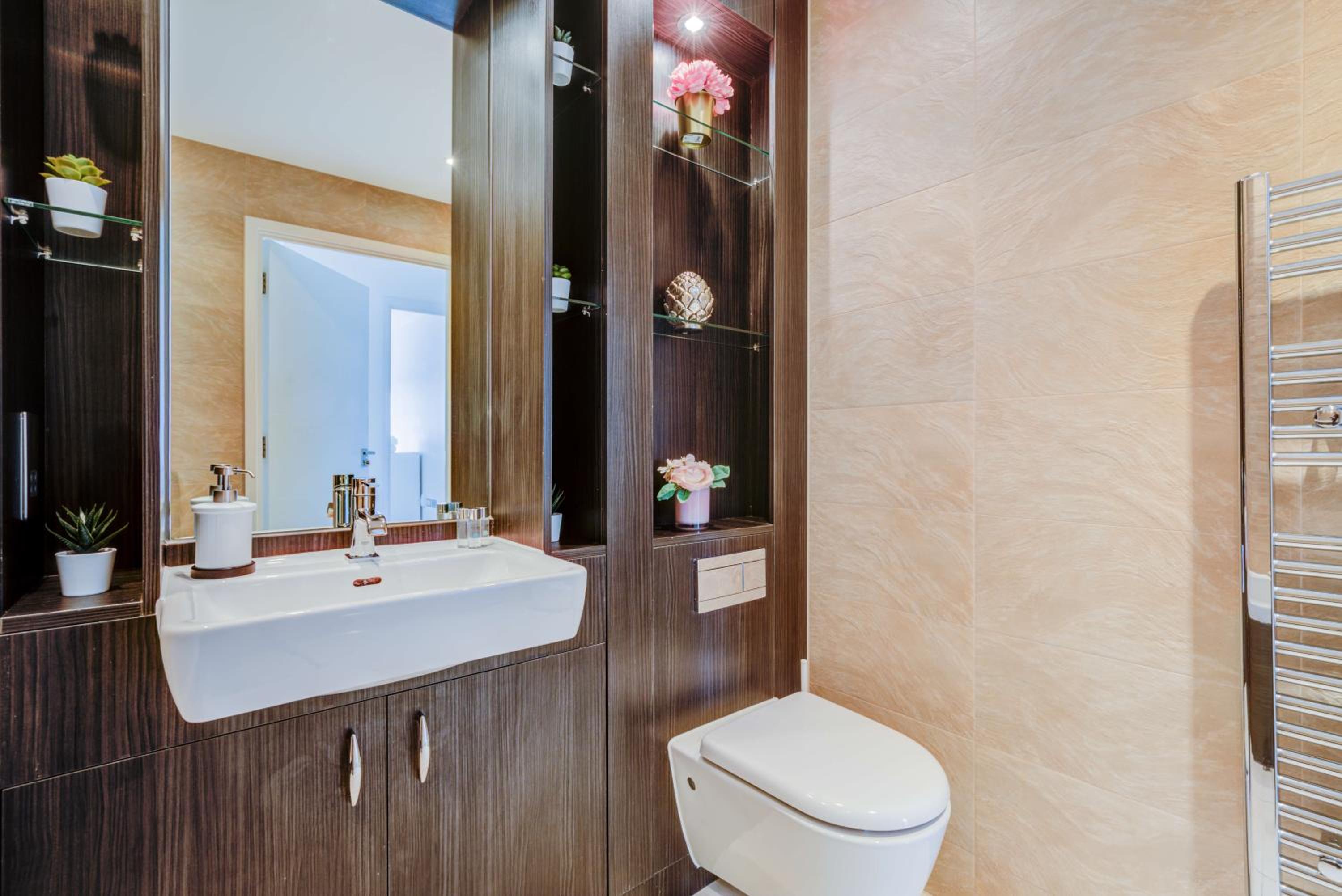 Riverfront: 2 Bed in London - Parking