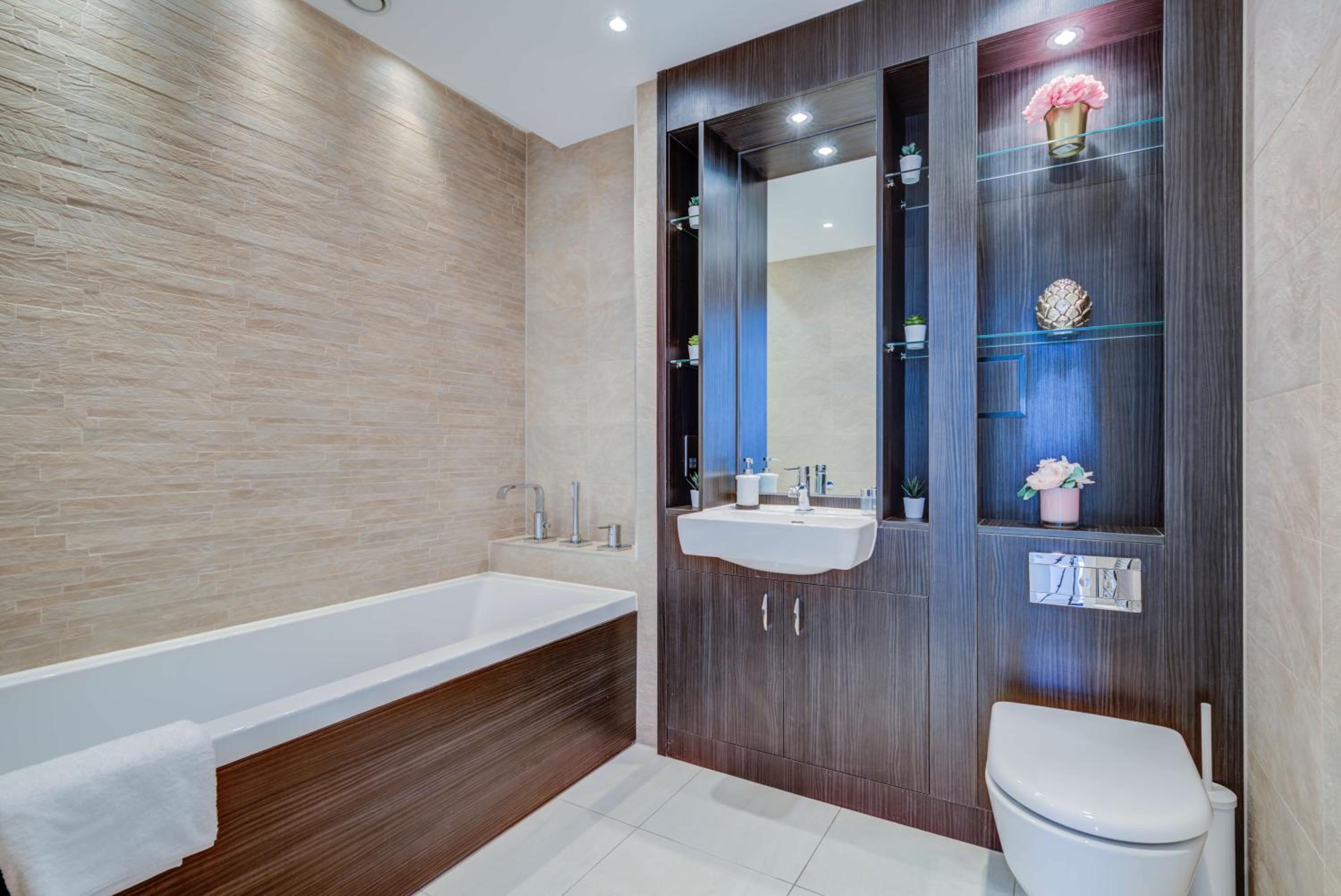 Riverfront: 2 Bed in London - Parking