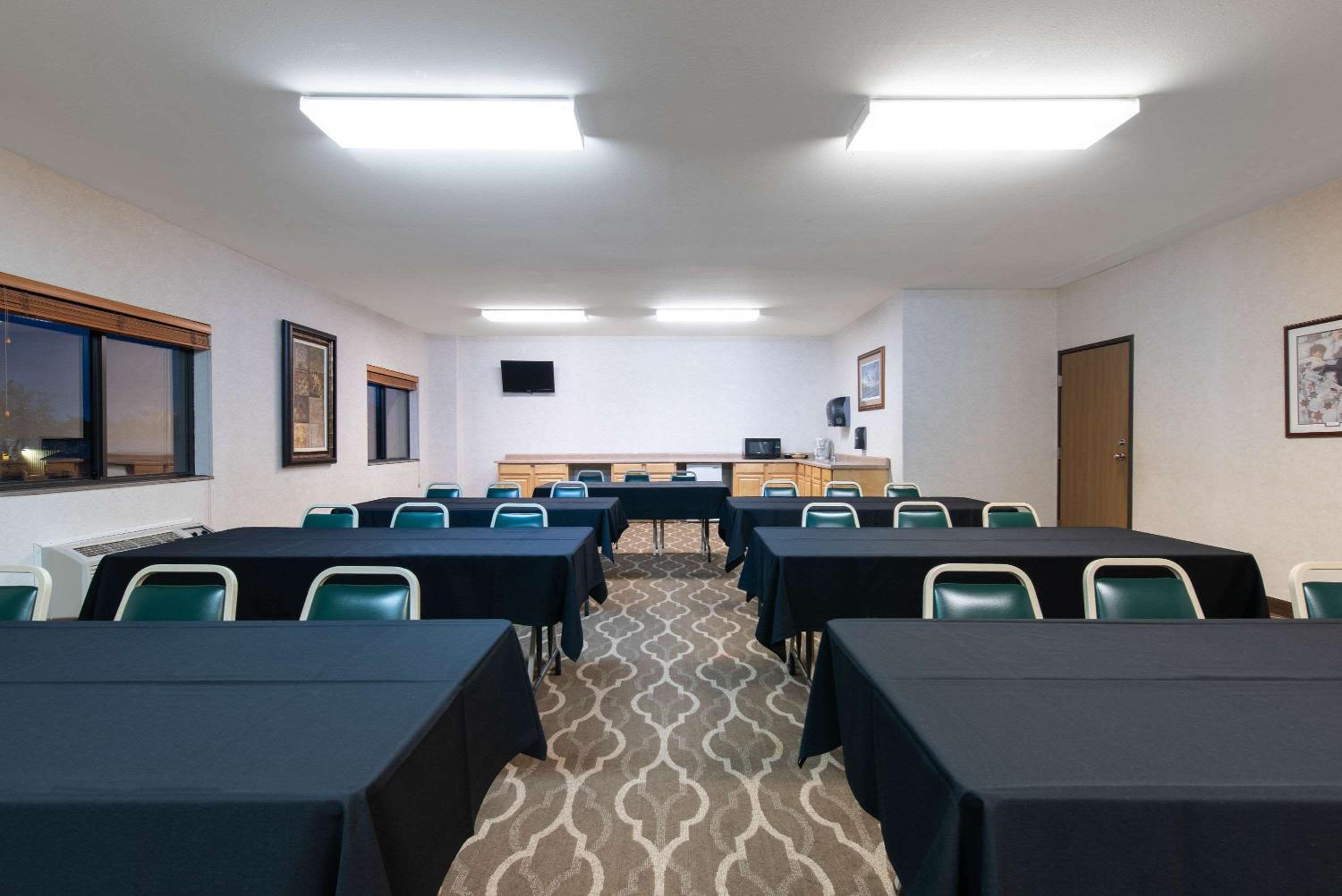 Mitchell Vacations - Days Inn by Wyndham Mitchell SD - Property Image 28