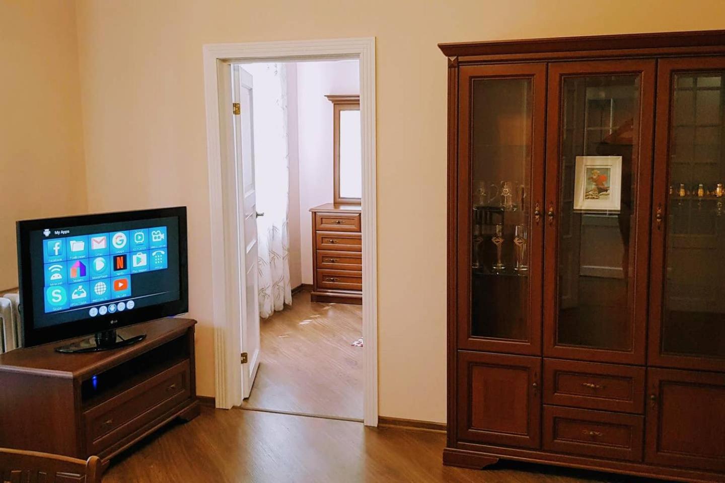 Kyiv TOP LOCATION 60m2 apt in old city fast WIFI selfchekin view 4