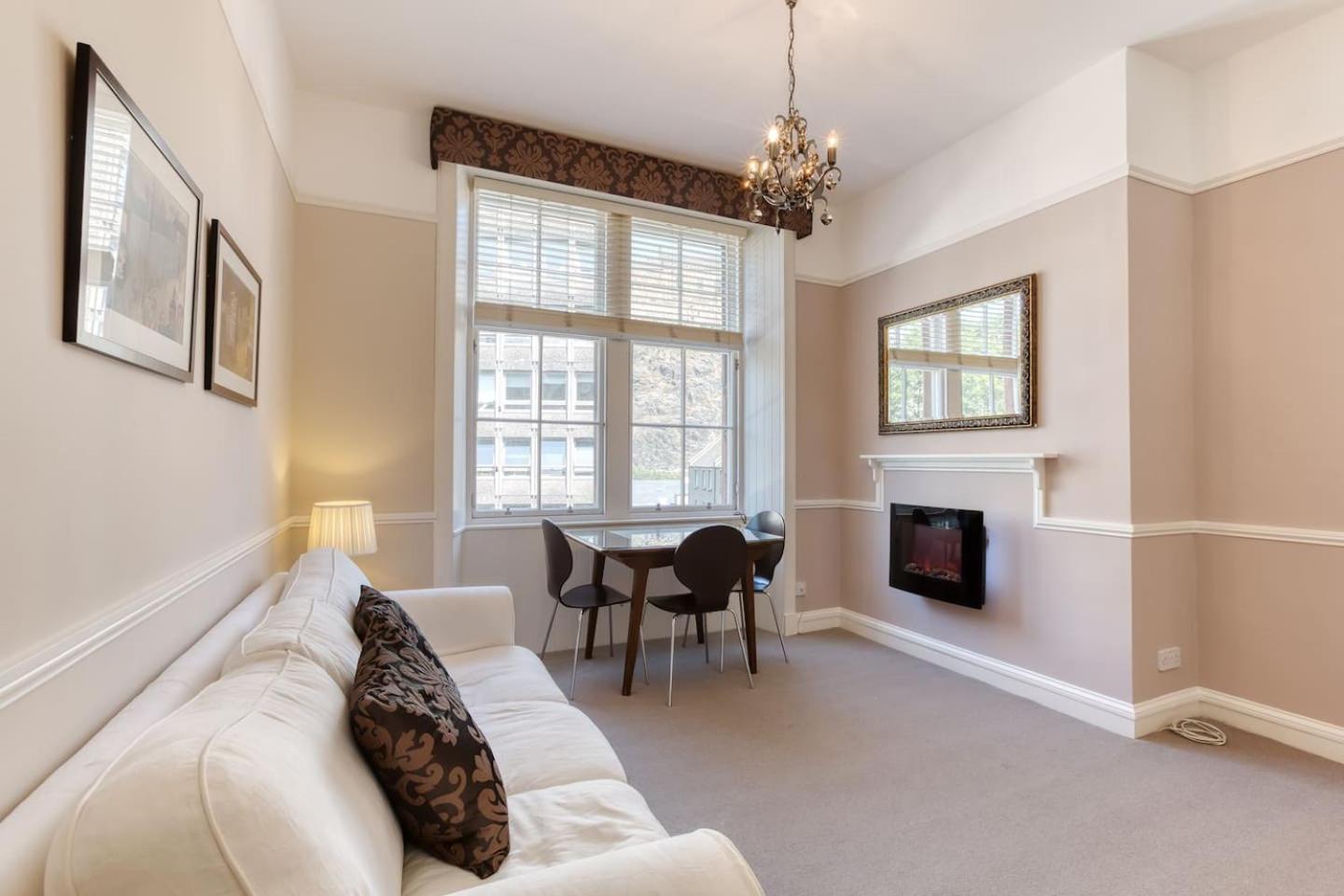 West Port - 2BR in the heart of the old town just off the Grassmarket view 3