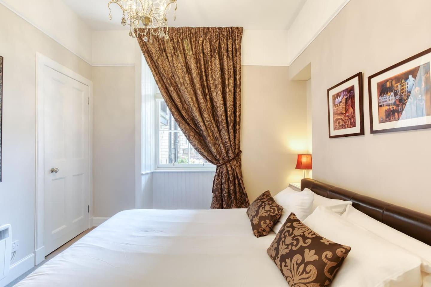 West Port - 2BR in the heart of the old town just off the Grassmarket view 5