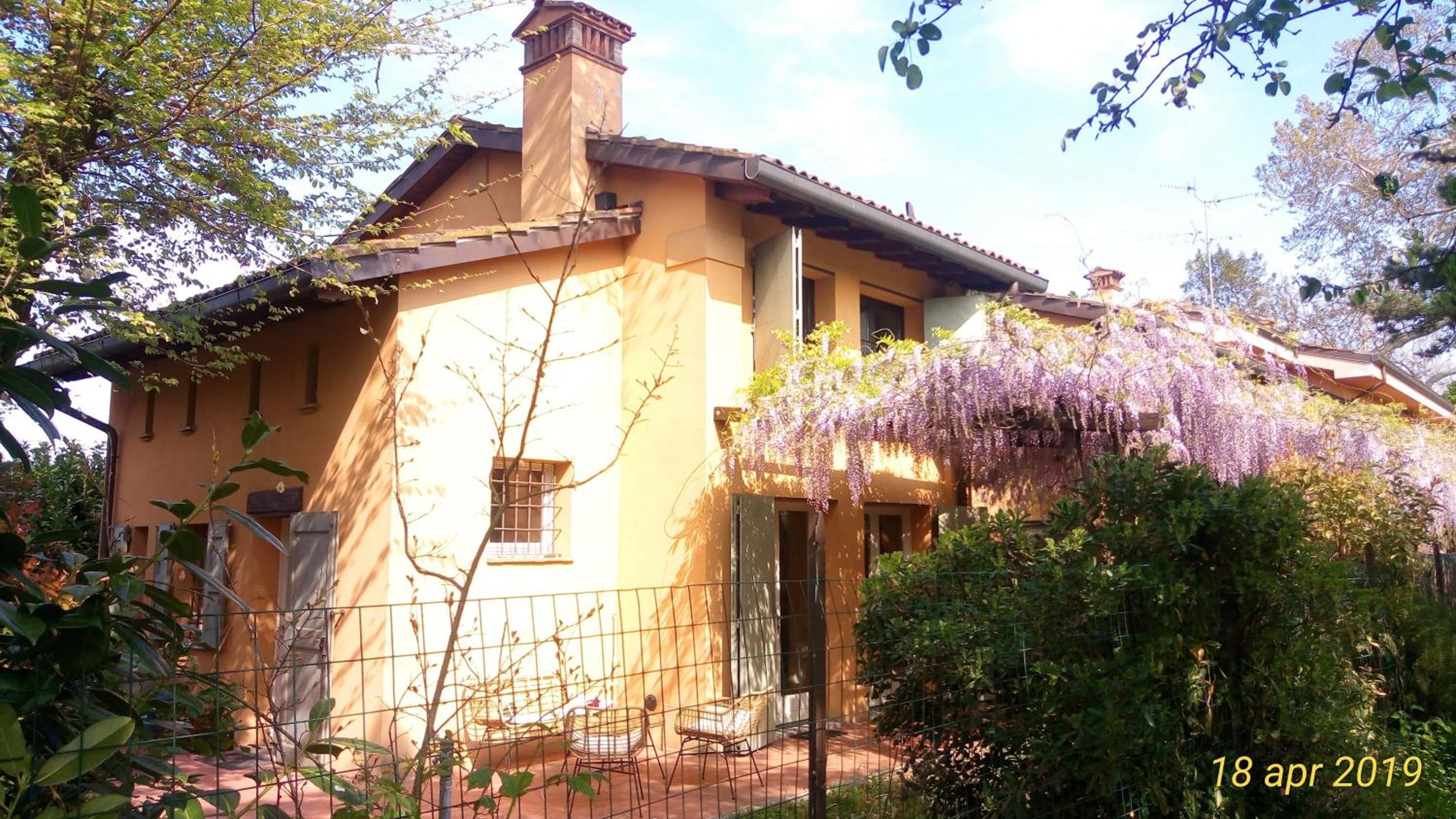 Il Fienile, casa vacanza in campagna con parcheggio privato e giardino privato, a 6 chilometri da Bologna centro e 1 chilometro da Bologna Fiera, Parco com view 5