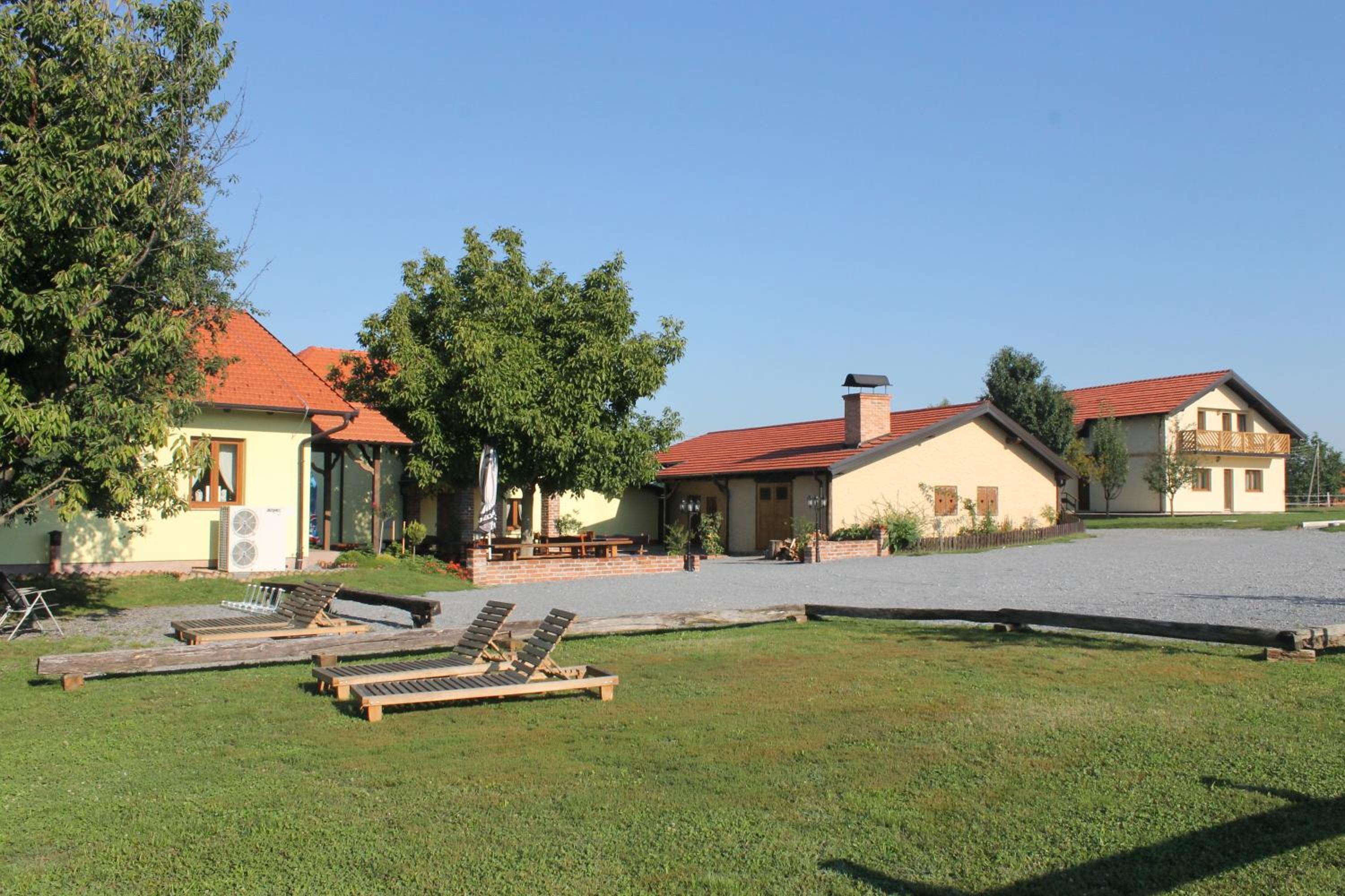 Hotel Rooms & Apartment Vinia - Image 1