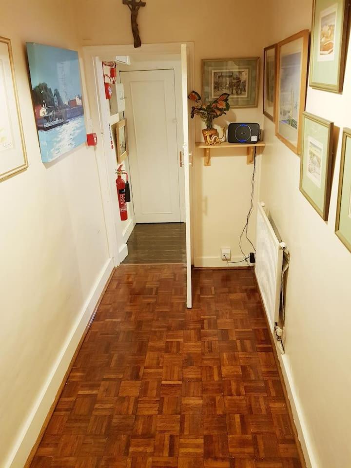 Canterbury within the city wall - Sleeps 7 - Pet-Friendly with Garden view 5