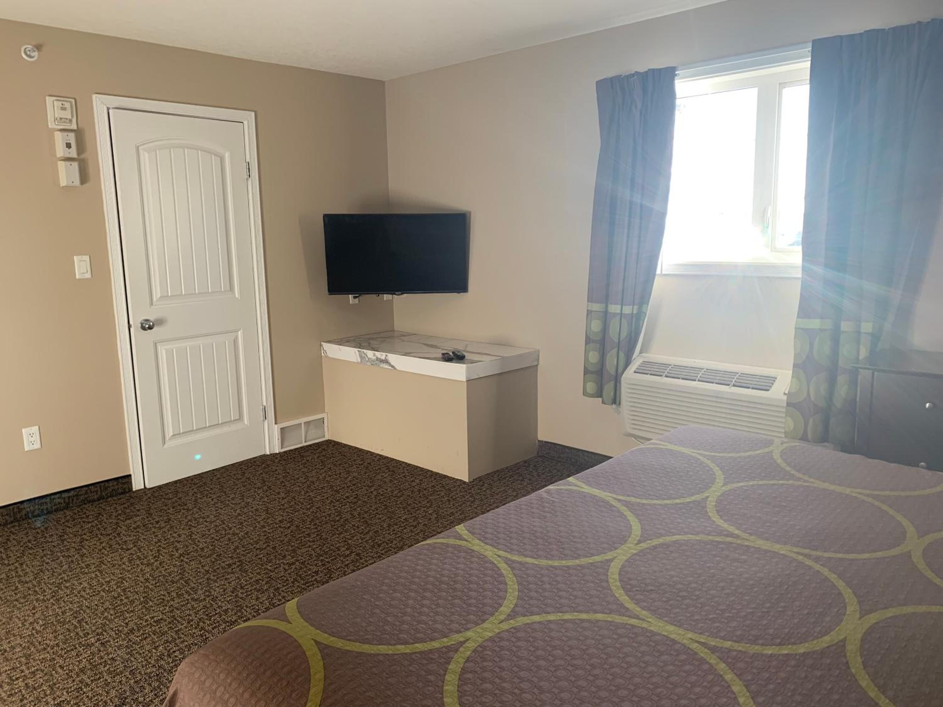 Fort Mcmurray Vacations - Super 8 by Wyndham Fort McMurray - Property Image 3