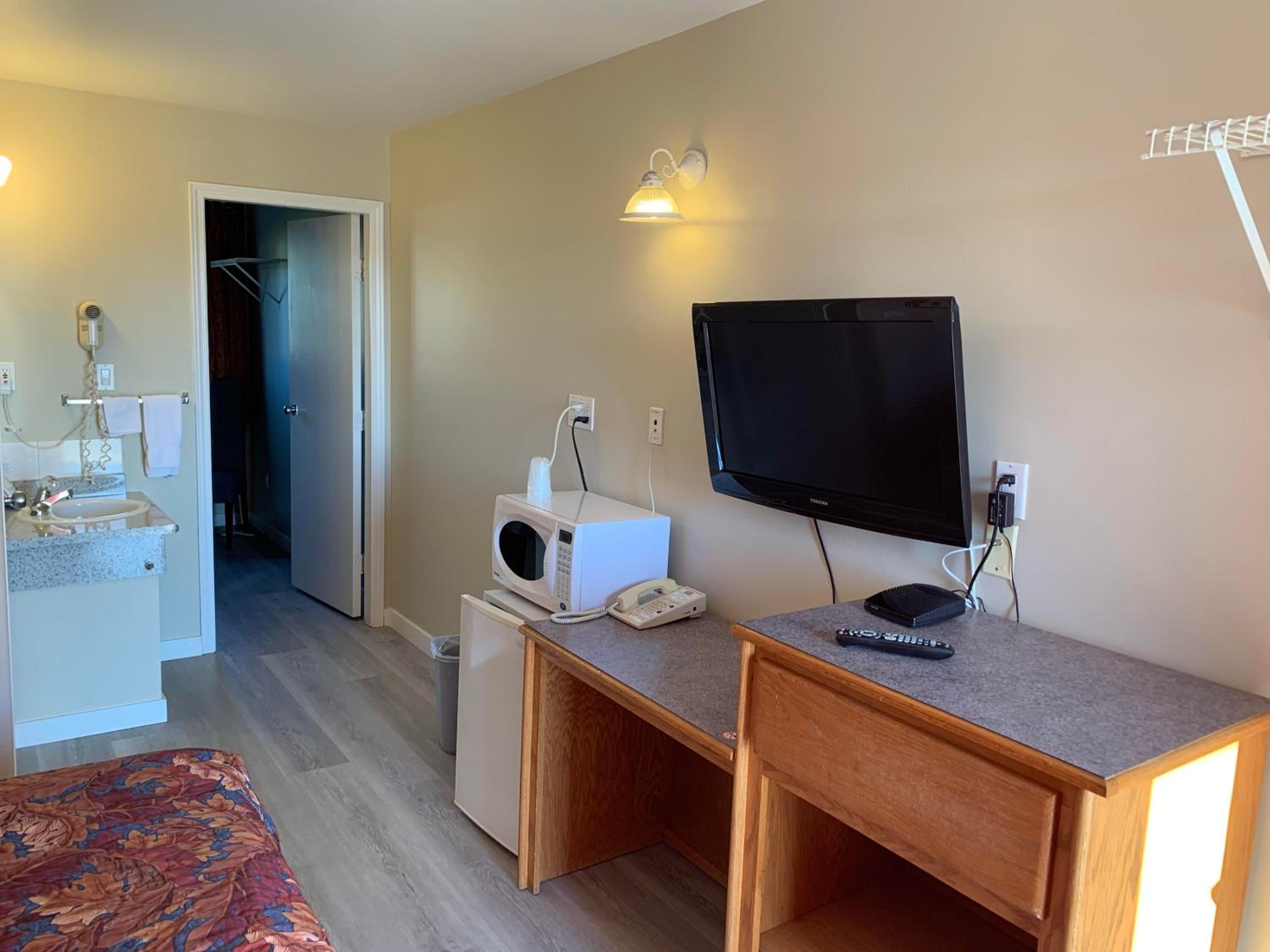 Red Deer Inn & Suites