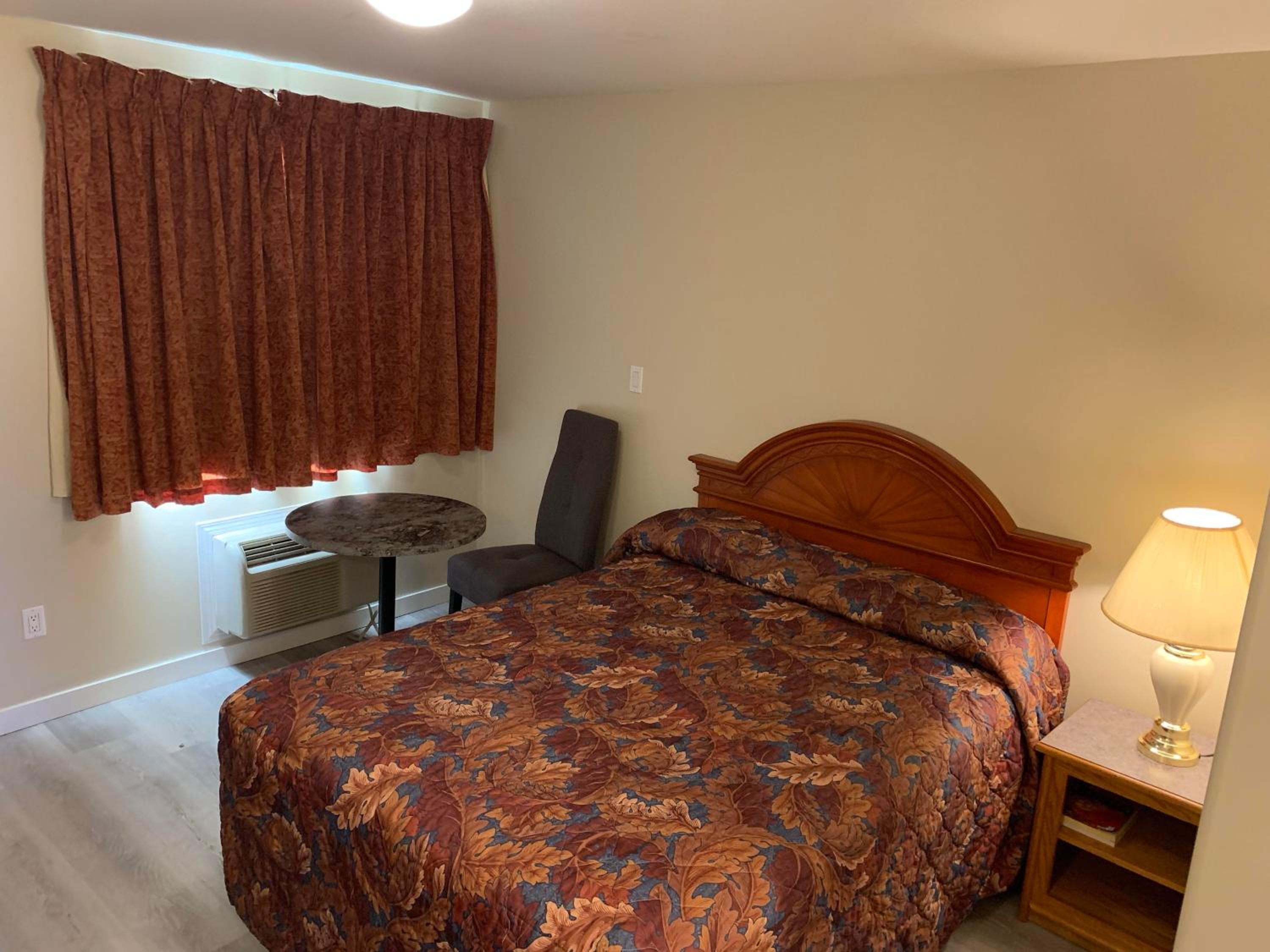 Red Deer Inn & Suites