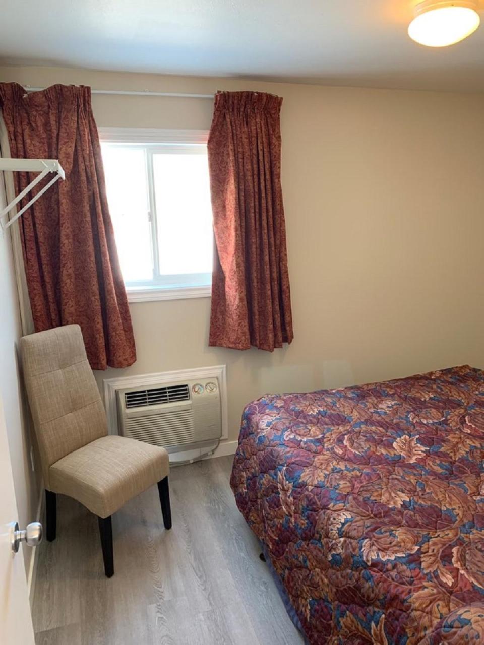 Red Deer Inn & Suites