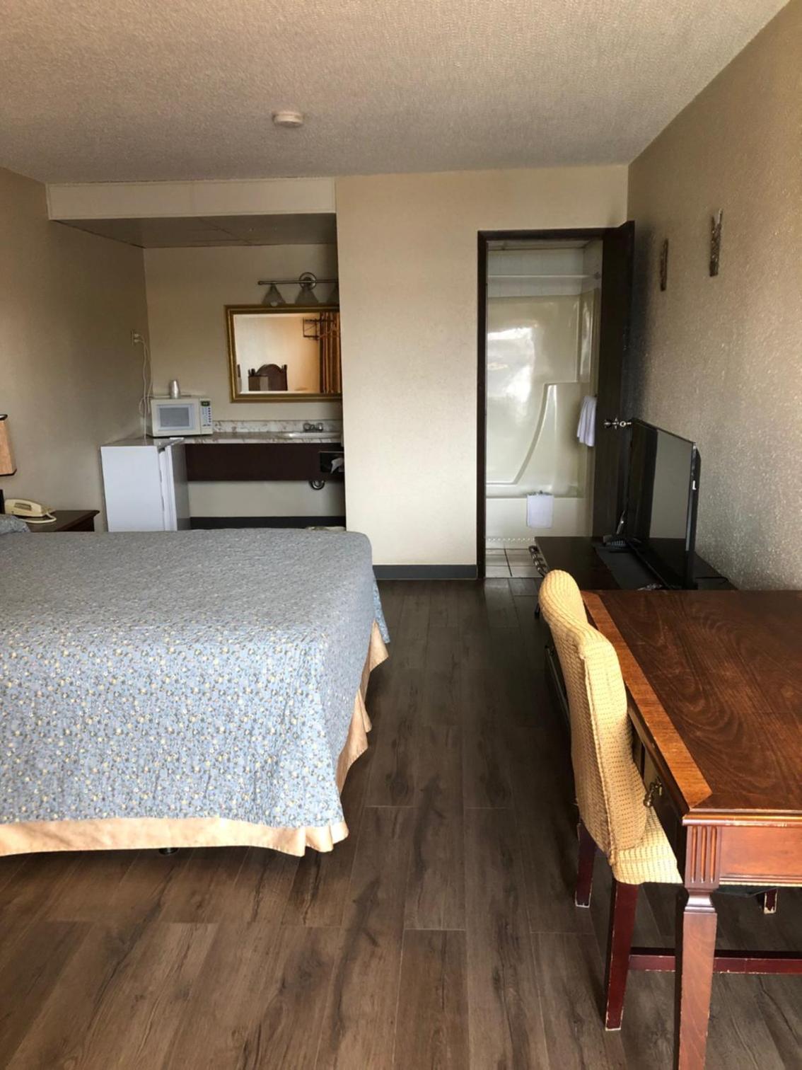 Red Deer Vacations - Red Deer Inn  Suites - Property Image 4