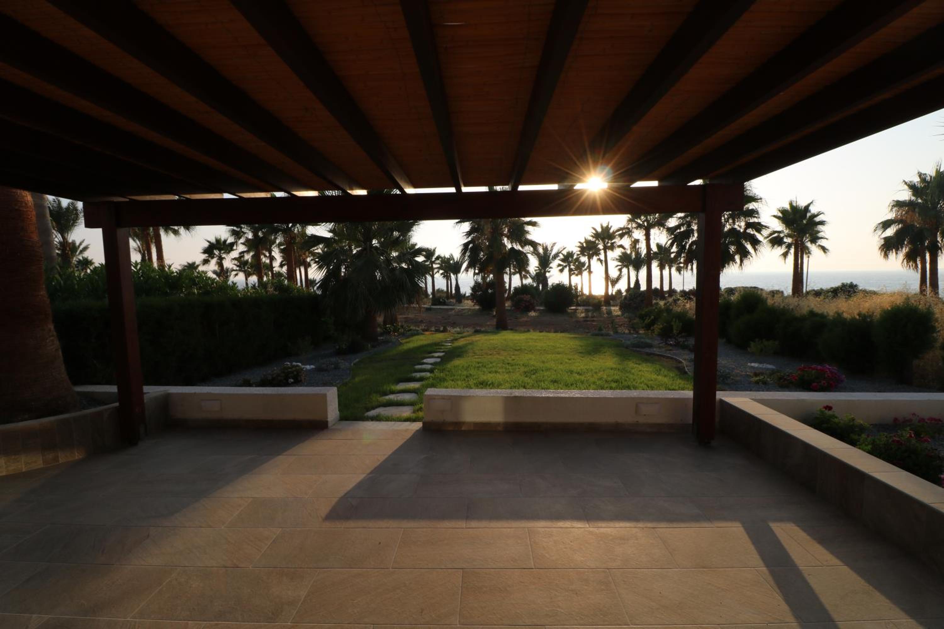 Yulya Villa By Taimoura