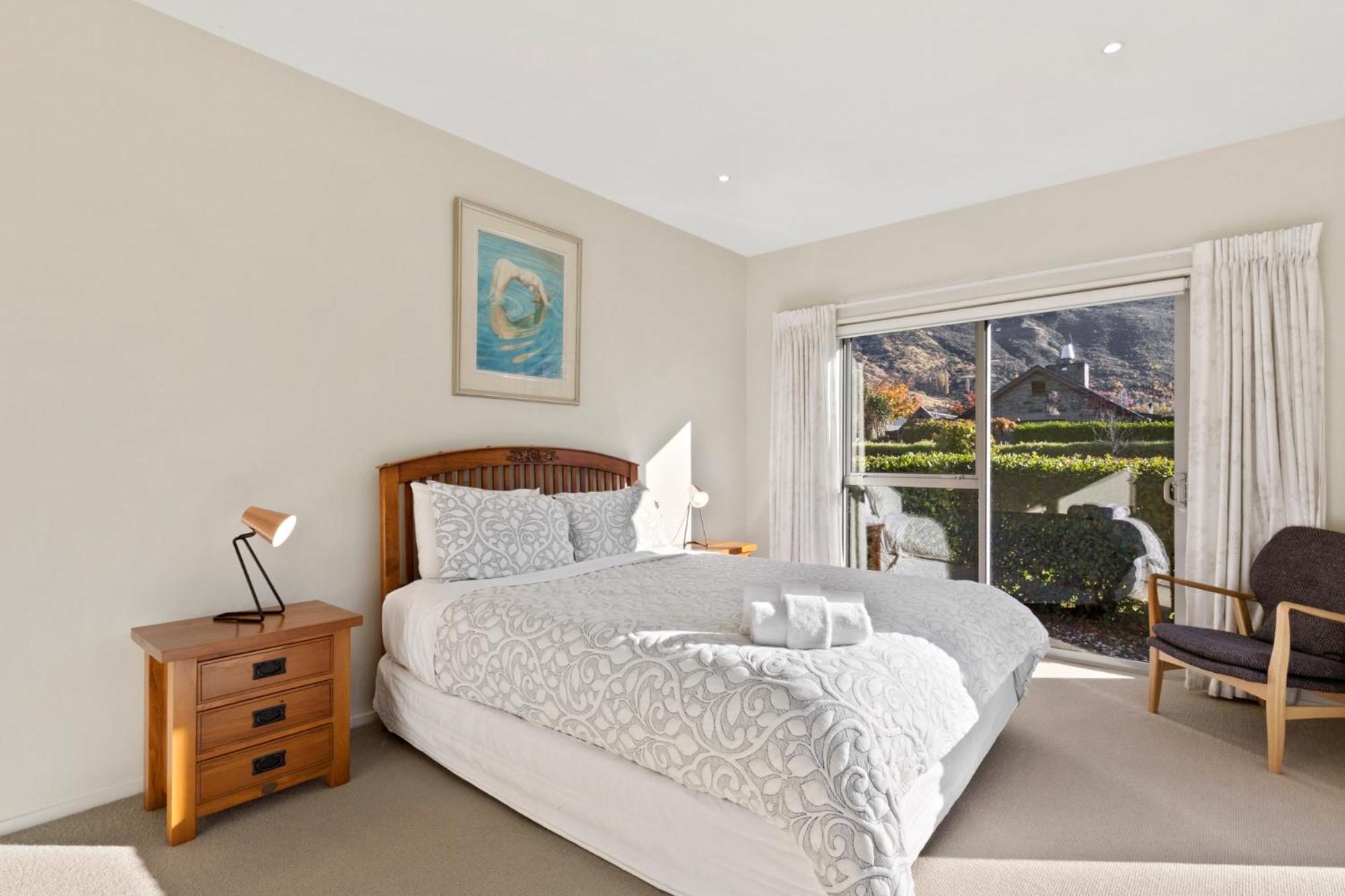 Coronet View - Family home with BBQ close to town view 3