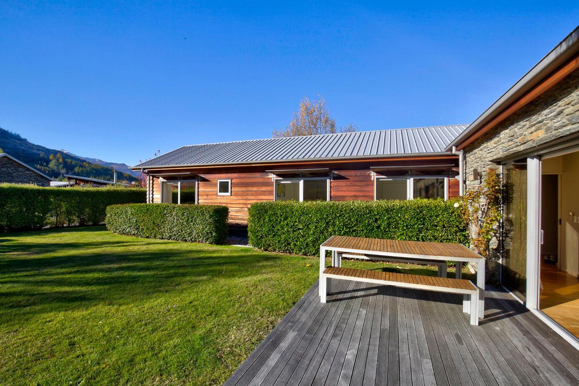Coronet View - Family home with BBQ close to town view 4