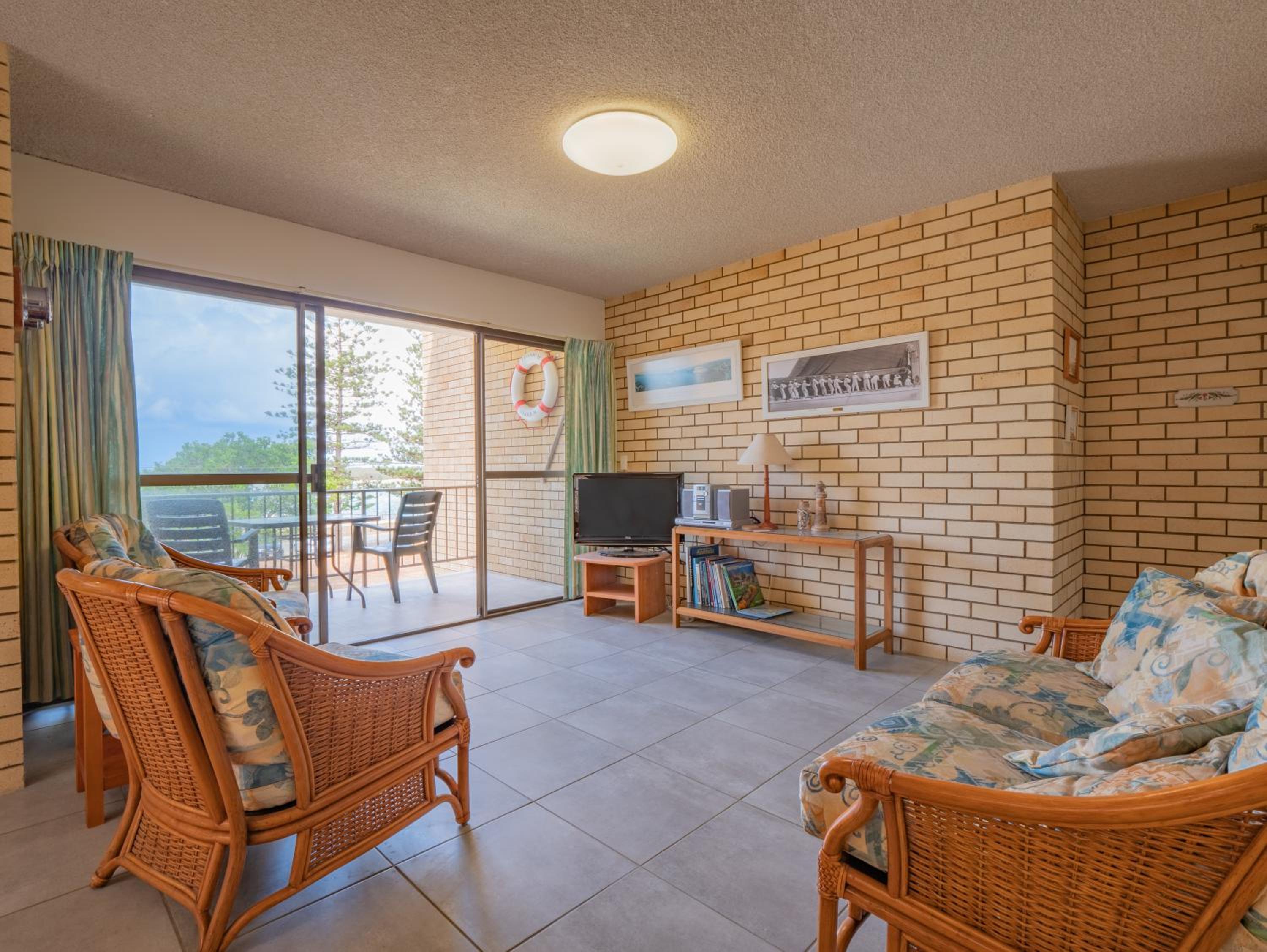 Golden Shores U7 21 Landsborough Parade view 5