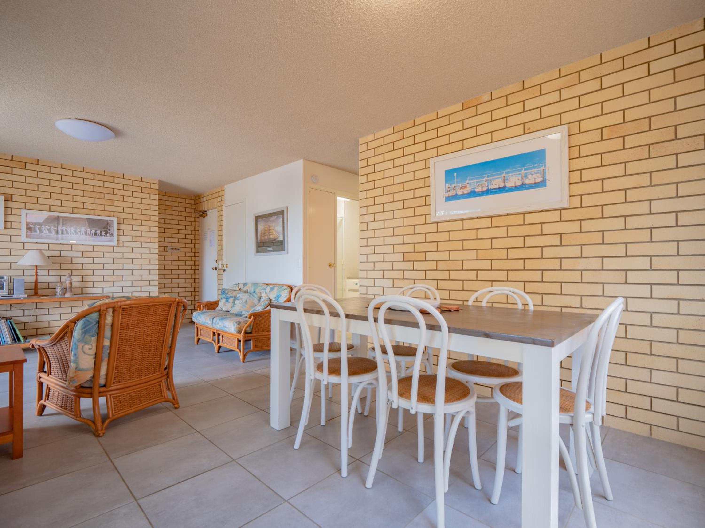 Golden Shores U7 21 Landsborough Parade view 4