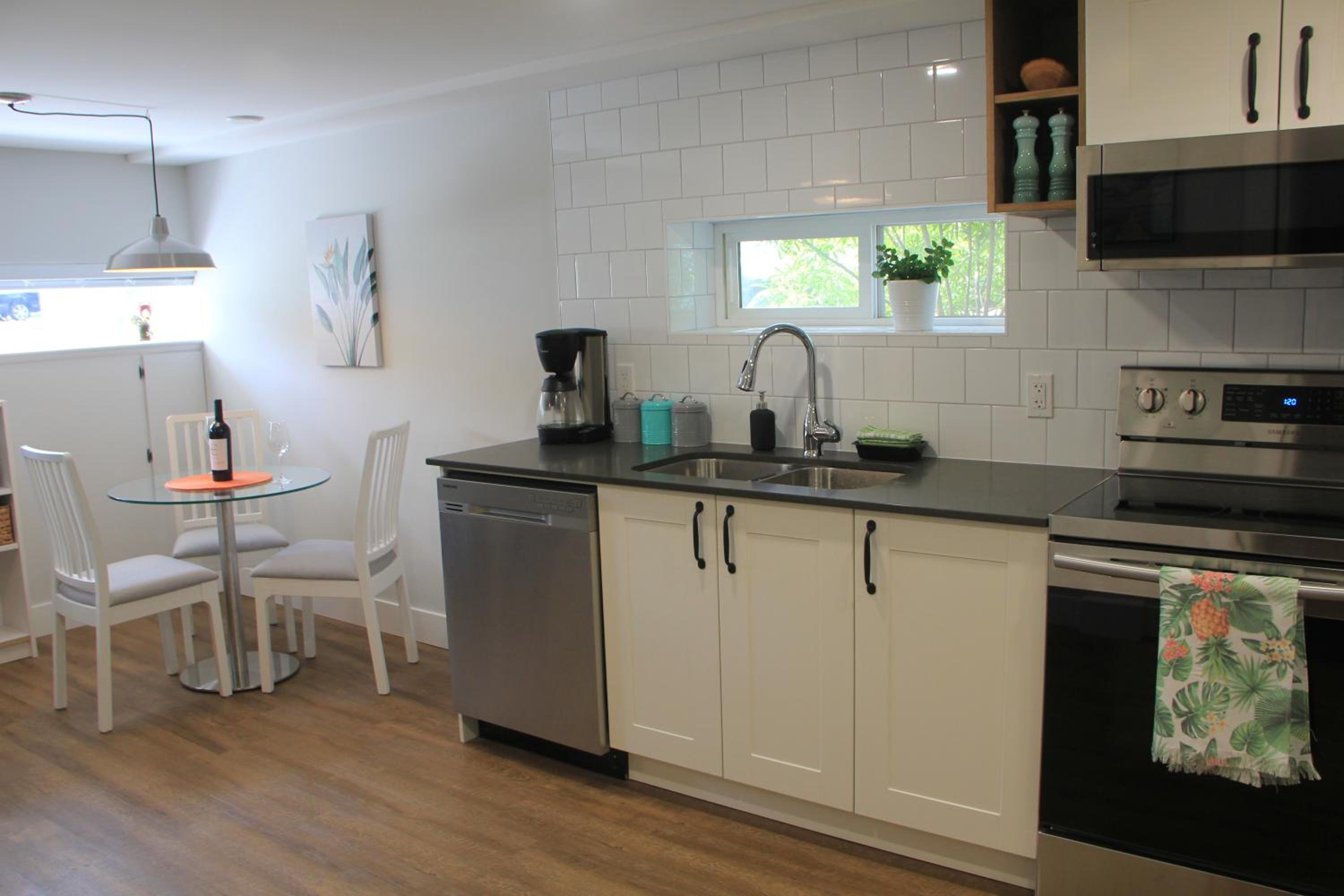 HiddenGem-private modern suite on trendy Main St