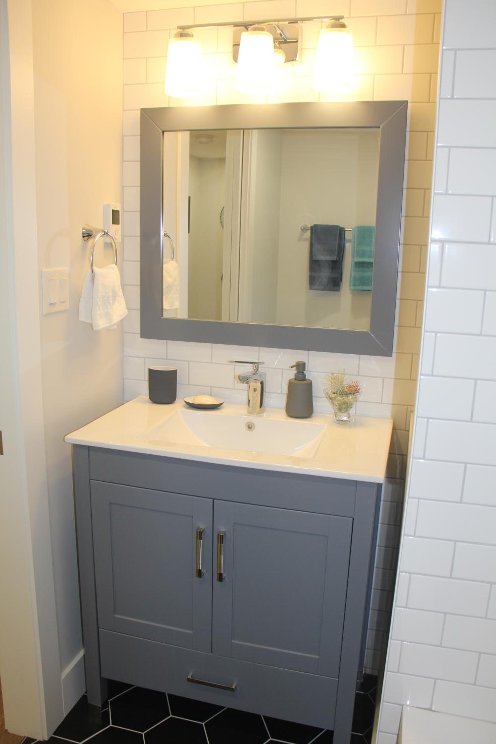 HiddenGem-private modern suite on trendy Main St